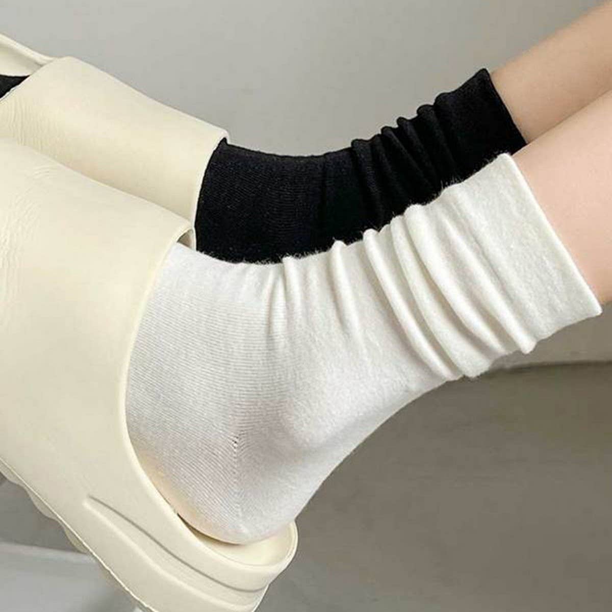 SOLID COLOR BONELESS SOCKS STACKED MID TUBE SOCKS_CWMS1116