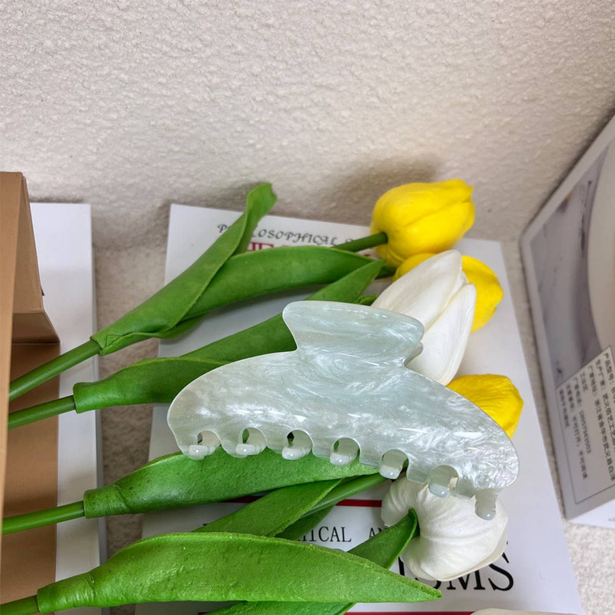 FRENCH QUICKSAND ACRYLIC HAIRPIN RETRO SHARK CLIP_CWAHA4326