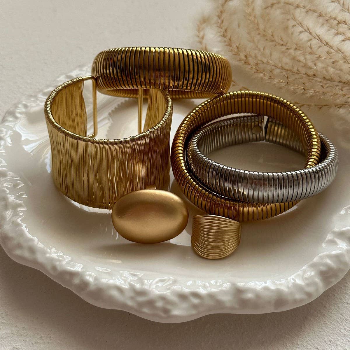 FASHIONABLE SMOOTH SPRING BRACELET FOR WOMEN_CWMM3123