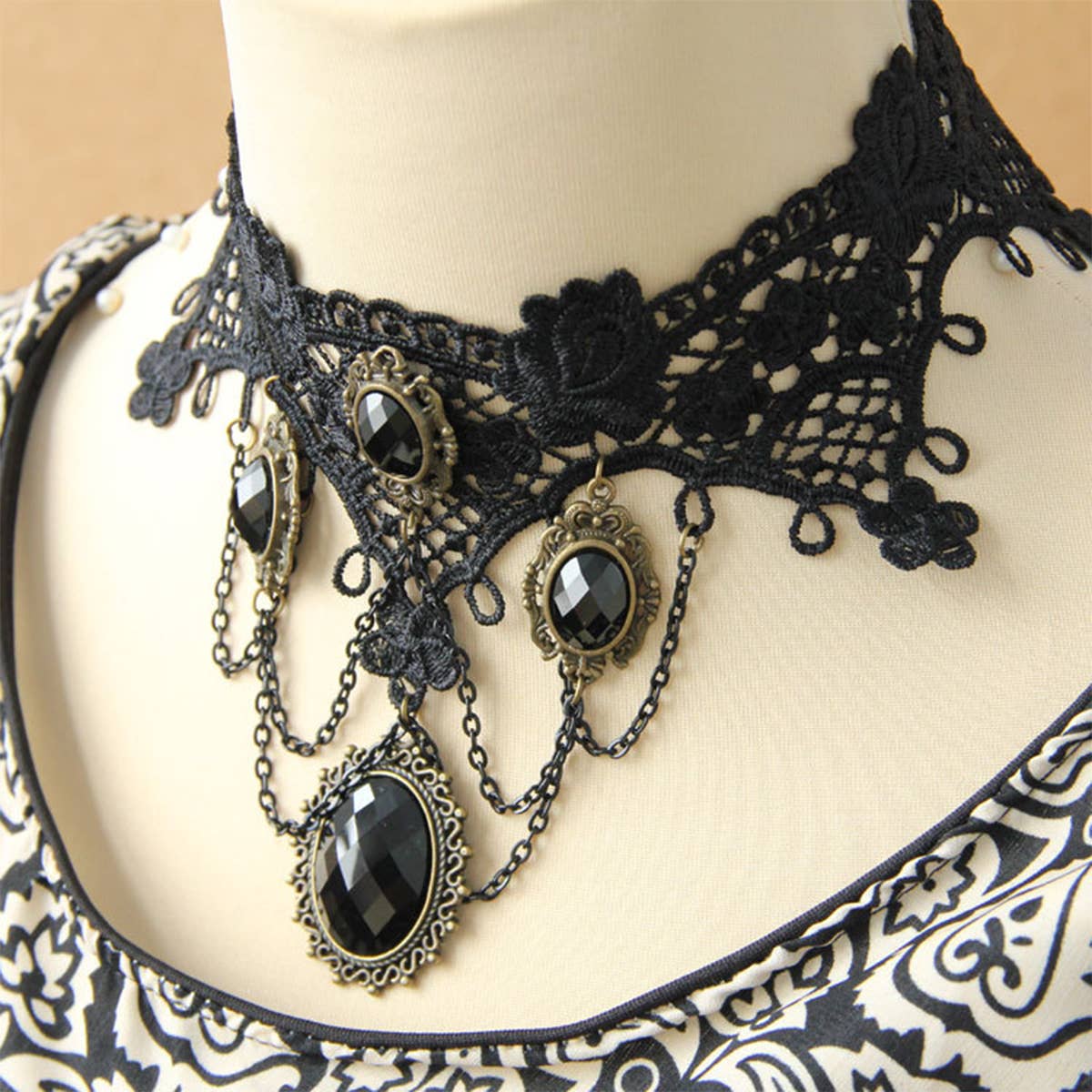 HALLOWEEN RETRO FLOWER CRYSTAL LACE SHORT NECKLACE_CWMM0164
