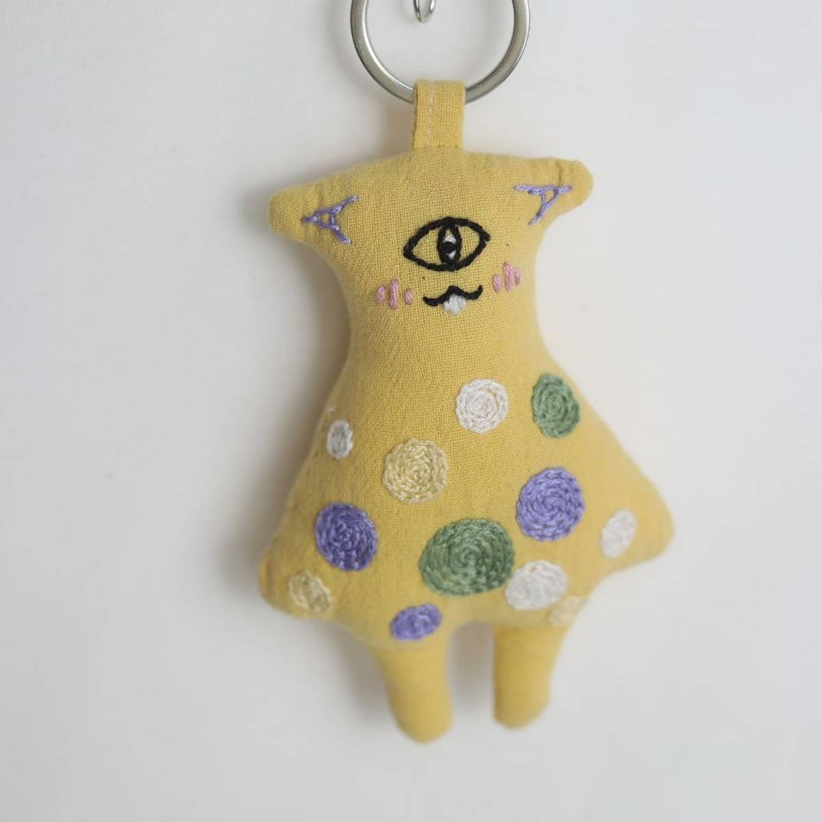 HAND EMBROIDERED LOCK CIRCLE BEAR PLUSH CHARM_CWMM6017