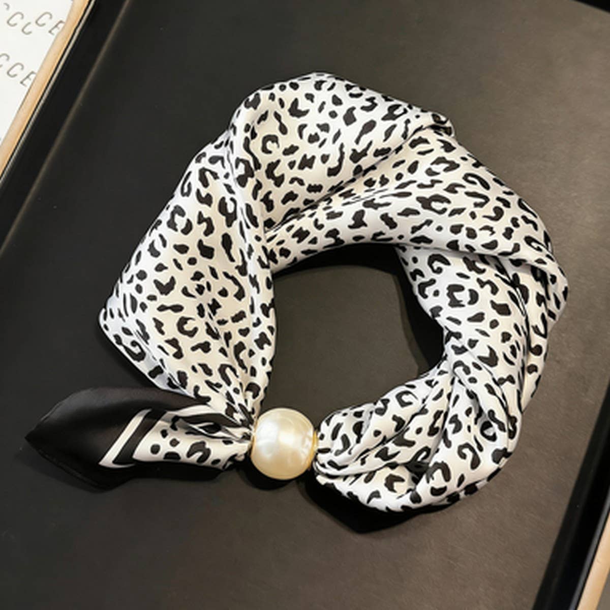 Ivory Pearl Magnetic Skinny Neck Scarf_Cwasc03933