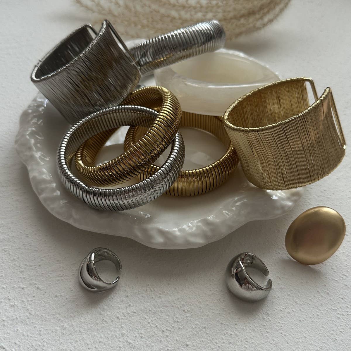 FASHIONABLE SMOOTH SPRING BRACELET FOR WOMEN_CWMM3123