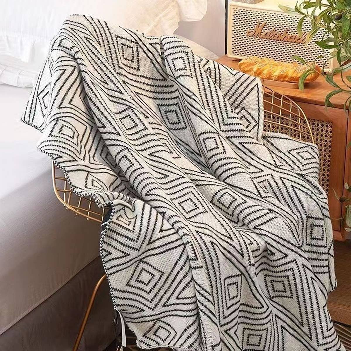 CASUAL BLACK AND WHITE KNITTED BLANKET_CWMM0417