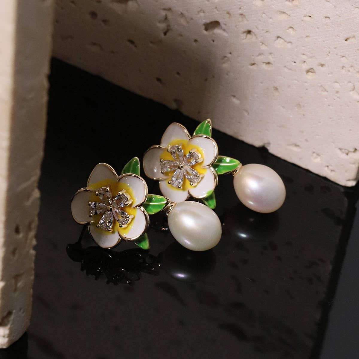 NEW RETRO SWEET DESIGN CAMELLIA PEARL EARRINGS_CWAJE3779