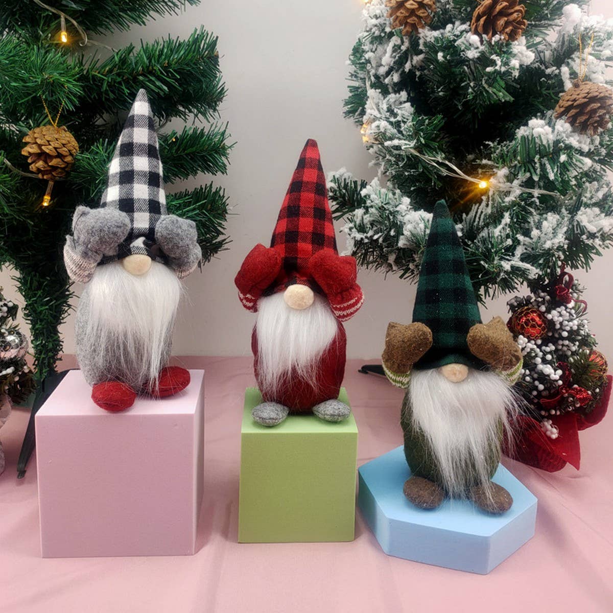 CHRISTMAS PLAID FACELESS DOLL WINDOW DISPLAY_CWMM2921