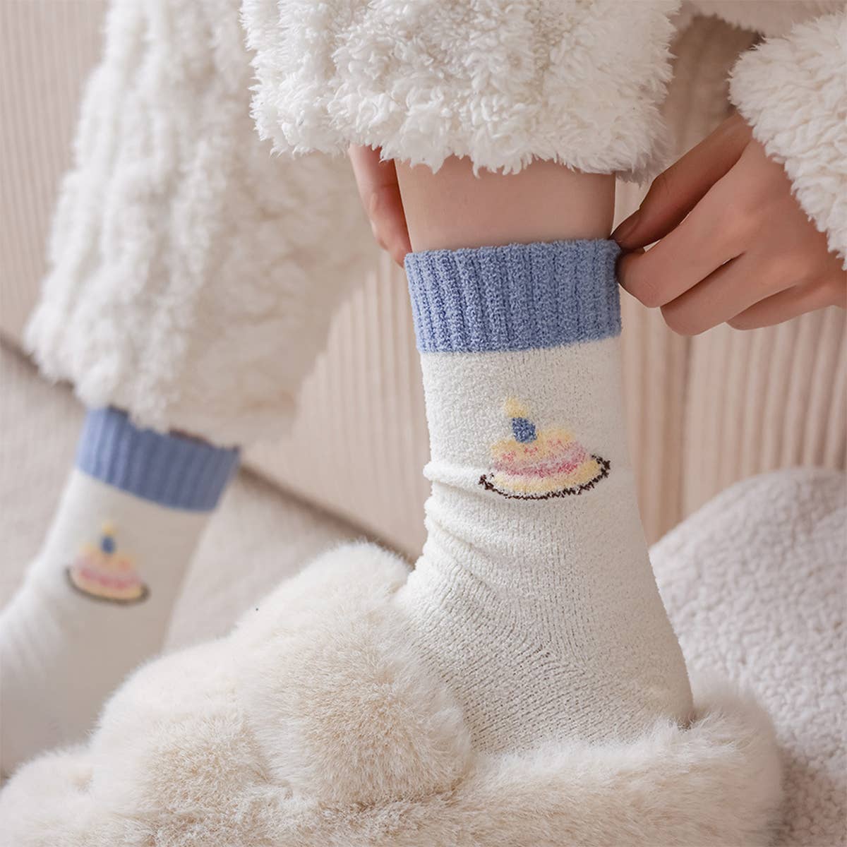 Milk Fleece Cartoon Embroidered Crew Socks_Cwms03220