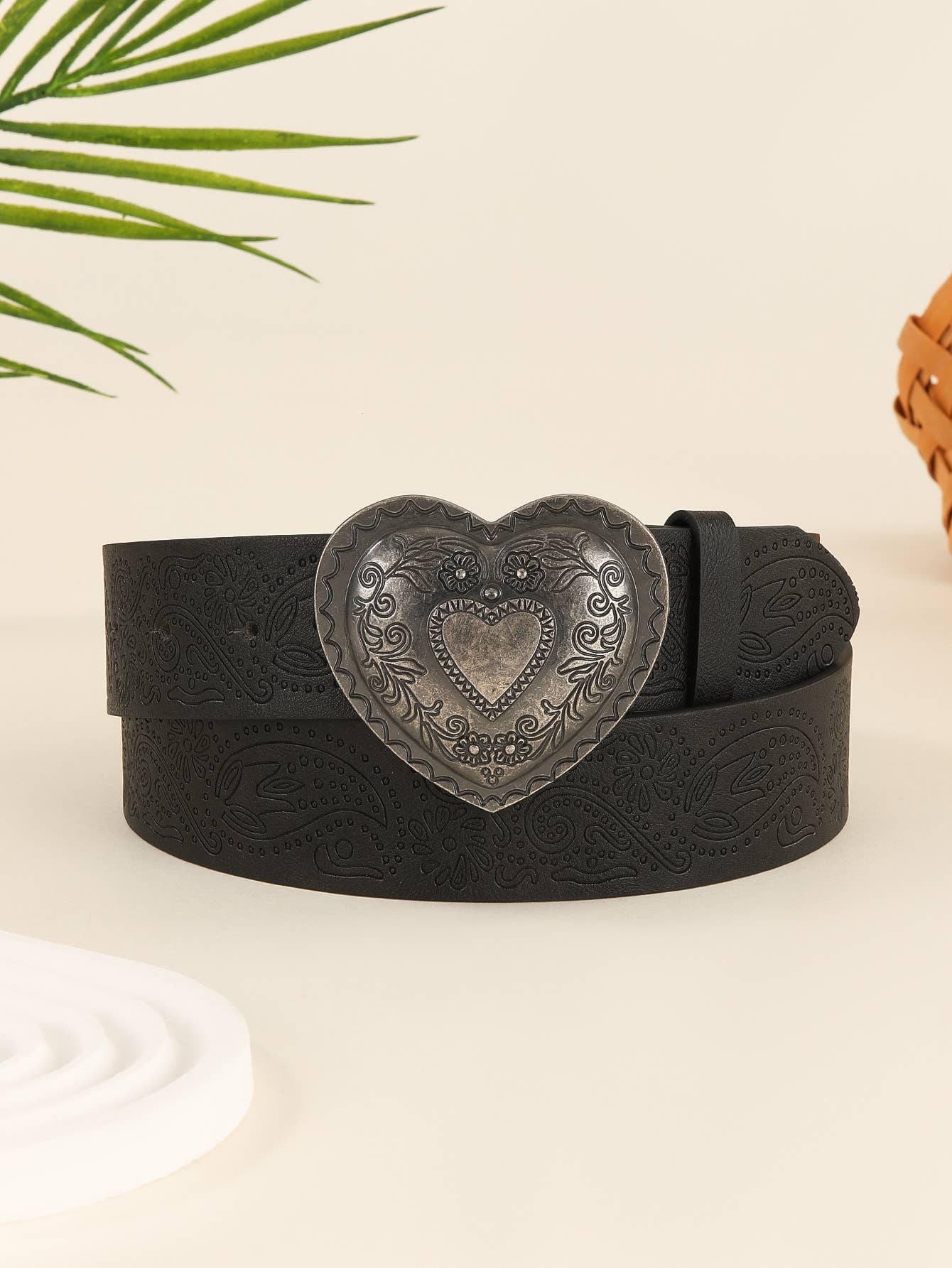 Heart-Shaped Engraved Niche Needle-Buckle Belt