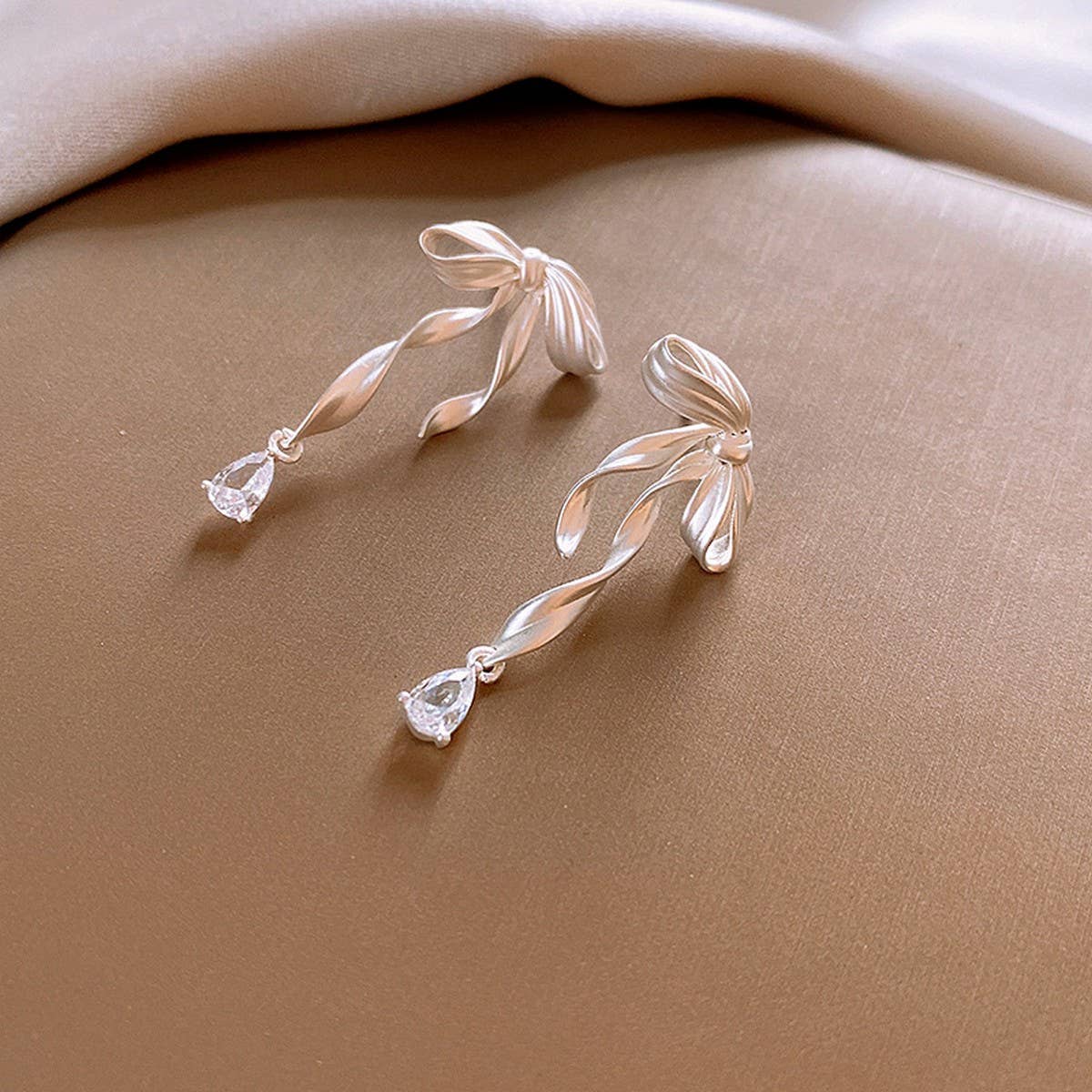 LIGHT LUXURY BOW PERSONALITY FASHION EARRINGS_CWAJE2474