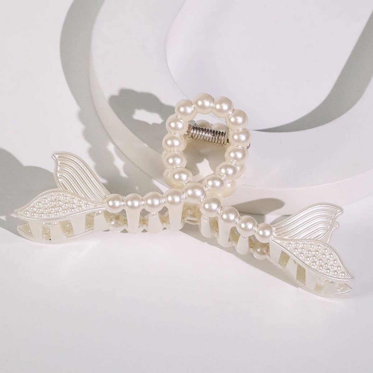 Chic Pearl Heart Claw Clip Minimalist Hair Grip