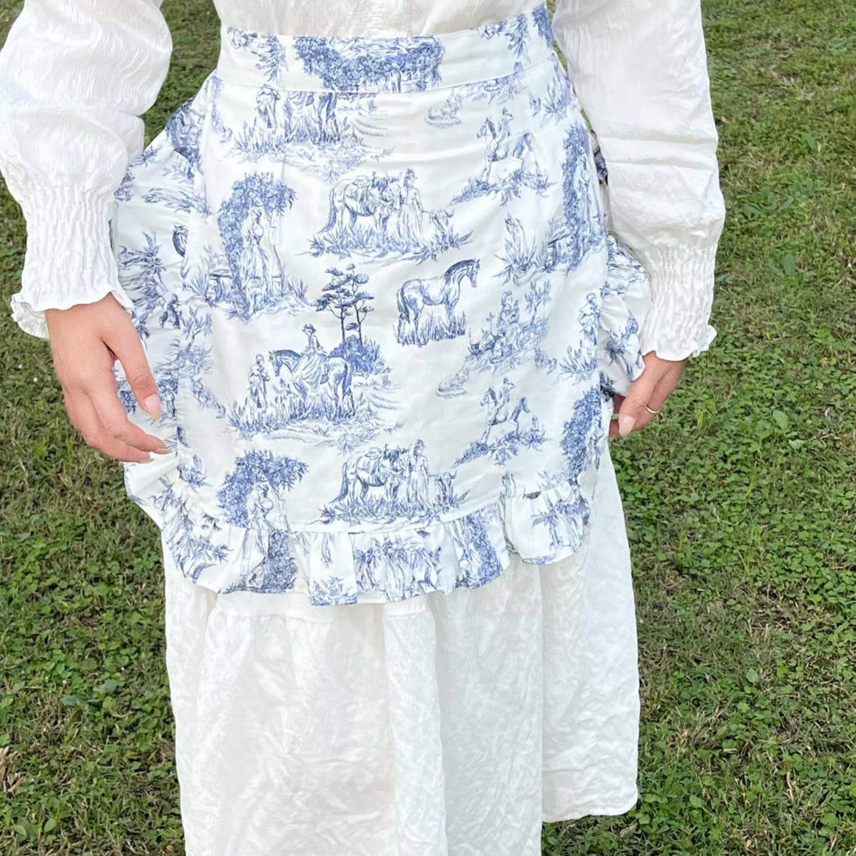 LANDSCAPE PAINTING HALF LENGTH LOLITA APRON_CWMM5820