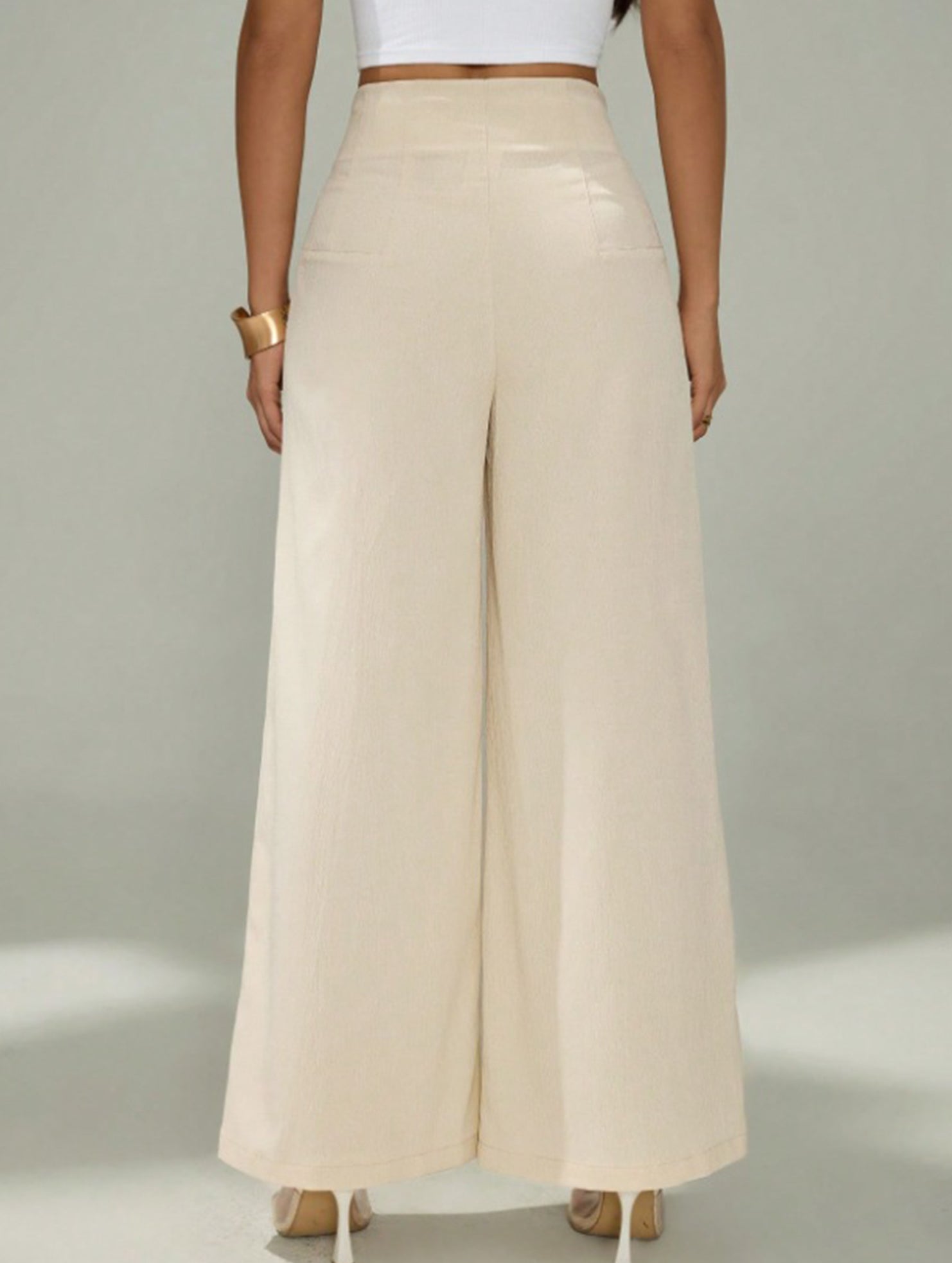 Slimming wide-leg pants for commuting