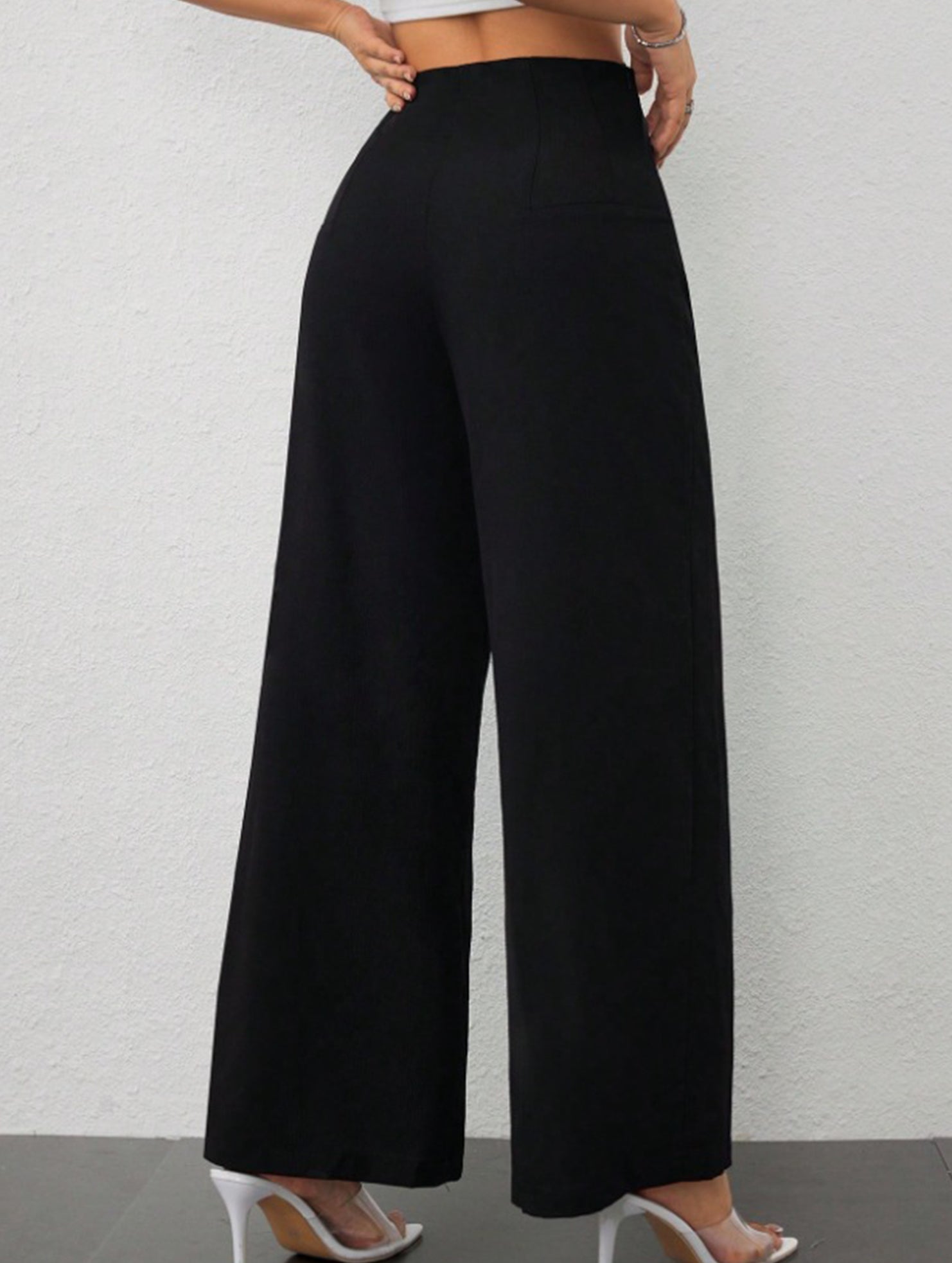 Slimming wide-leg pants for commuting