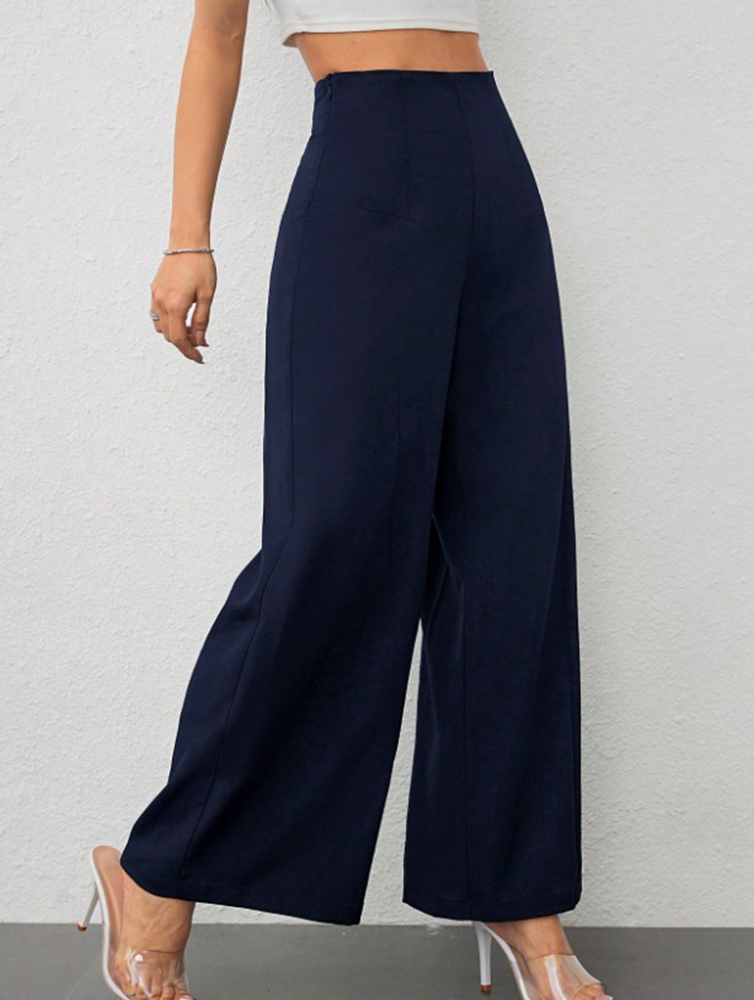 Slimming wide-leg pants for commuting