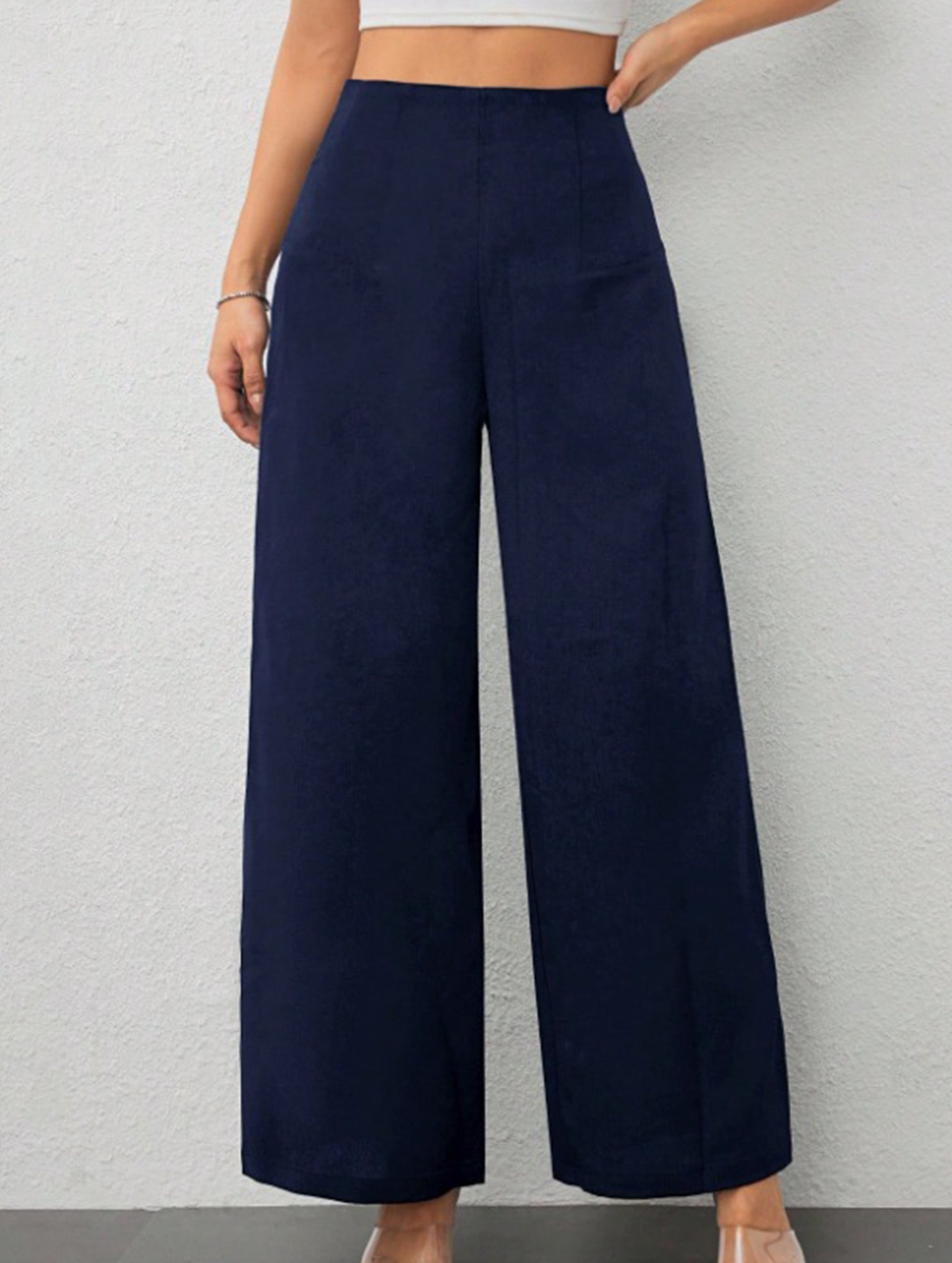 Slimming wide-leg pants for commuting