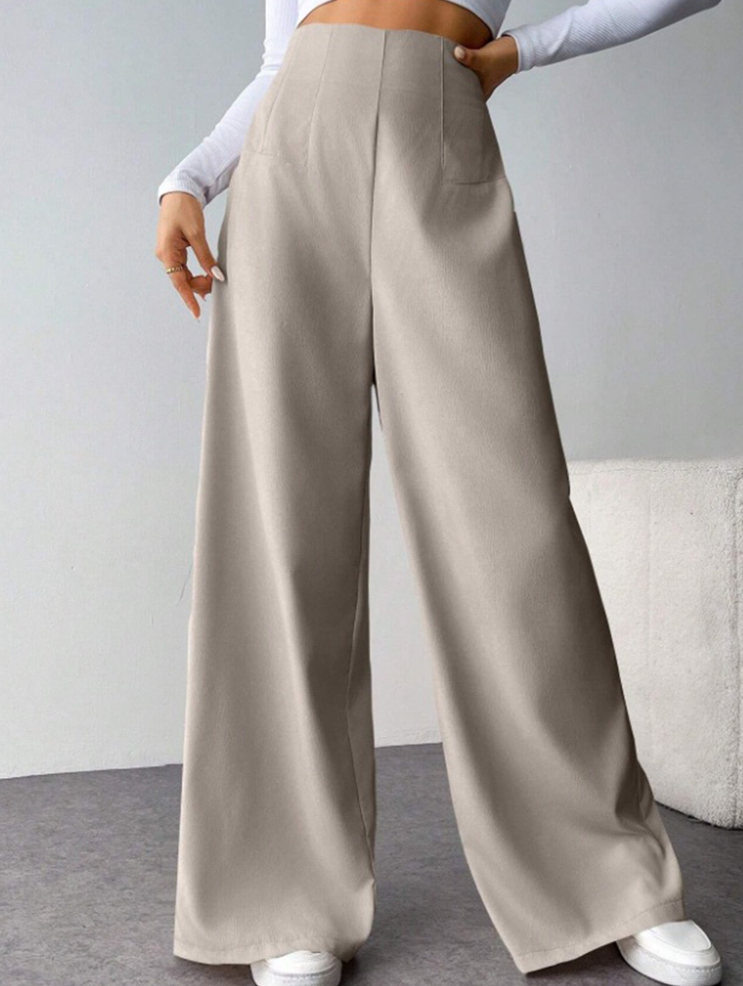 Slimming wide-leg pants for commuting