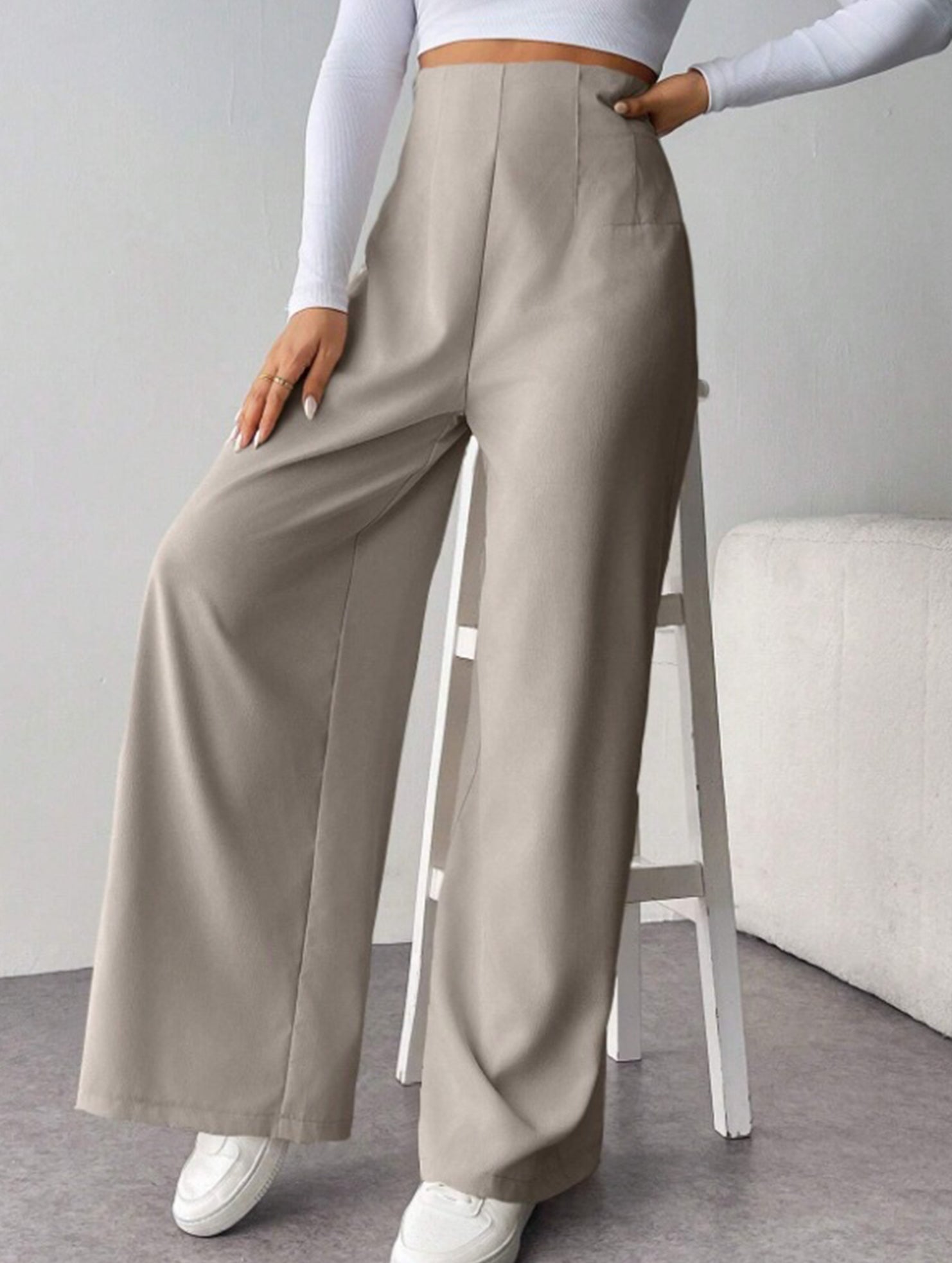 Slimming wide-leg pants for commuting