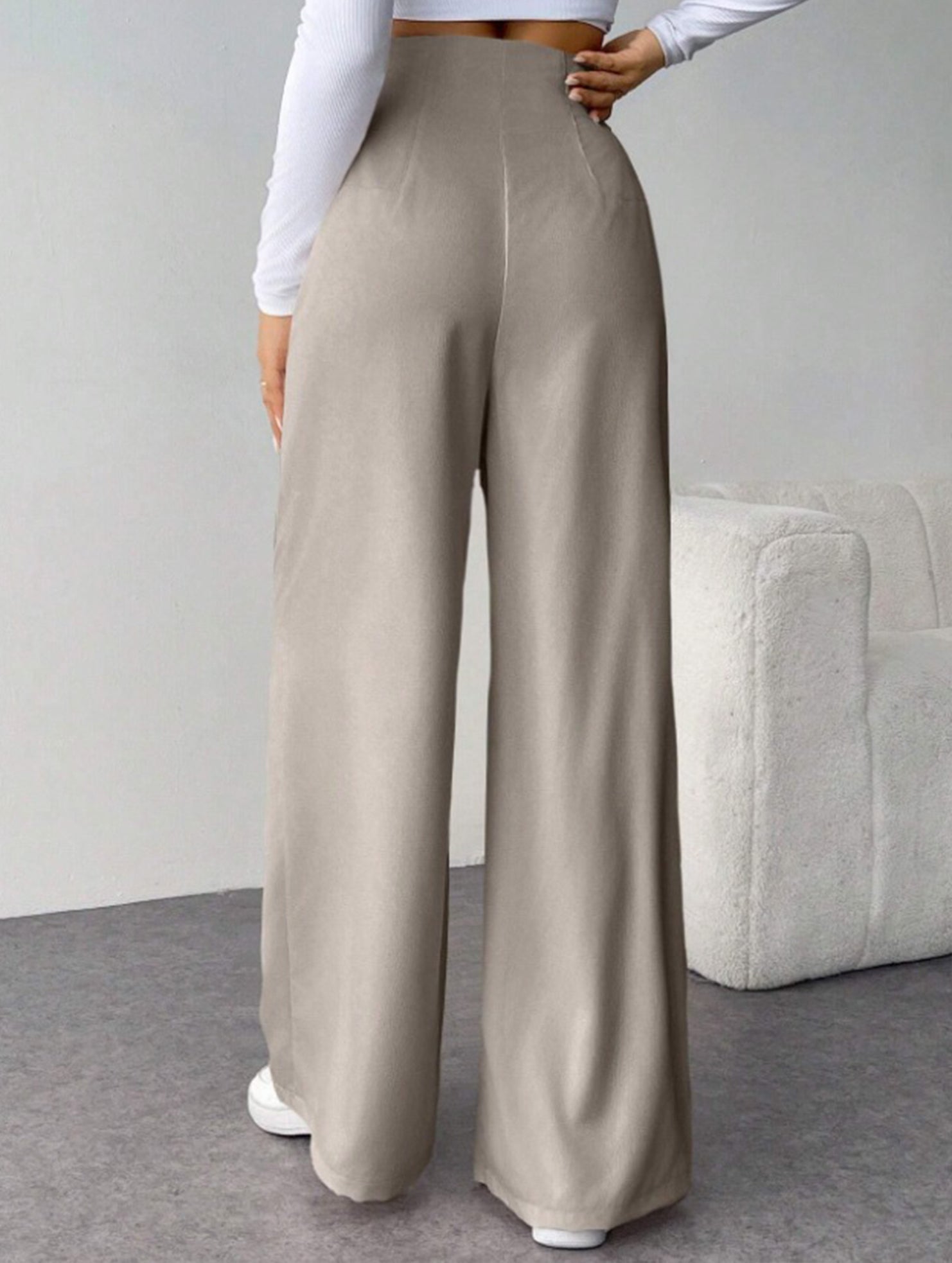 Slimming wide-leg pants for commuting