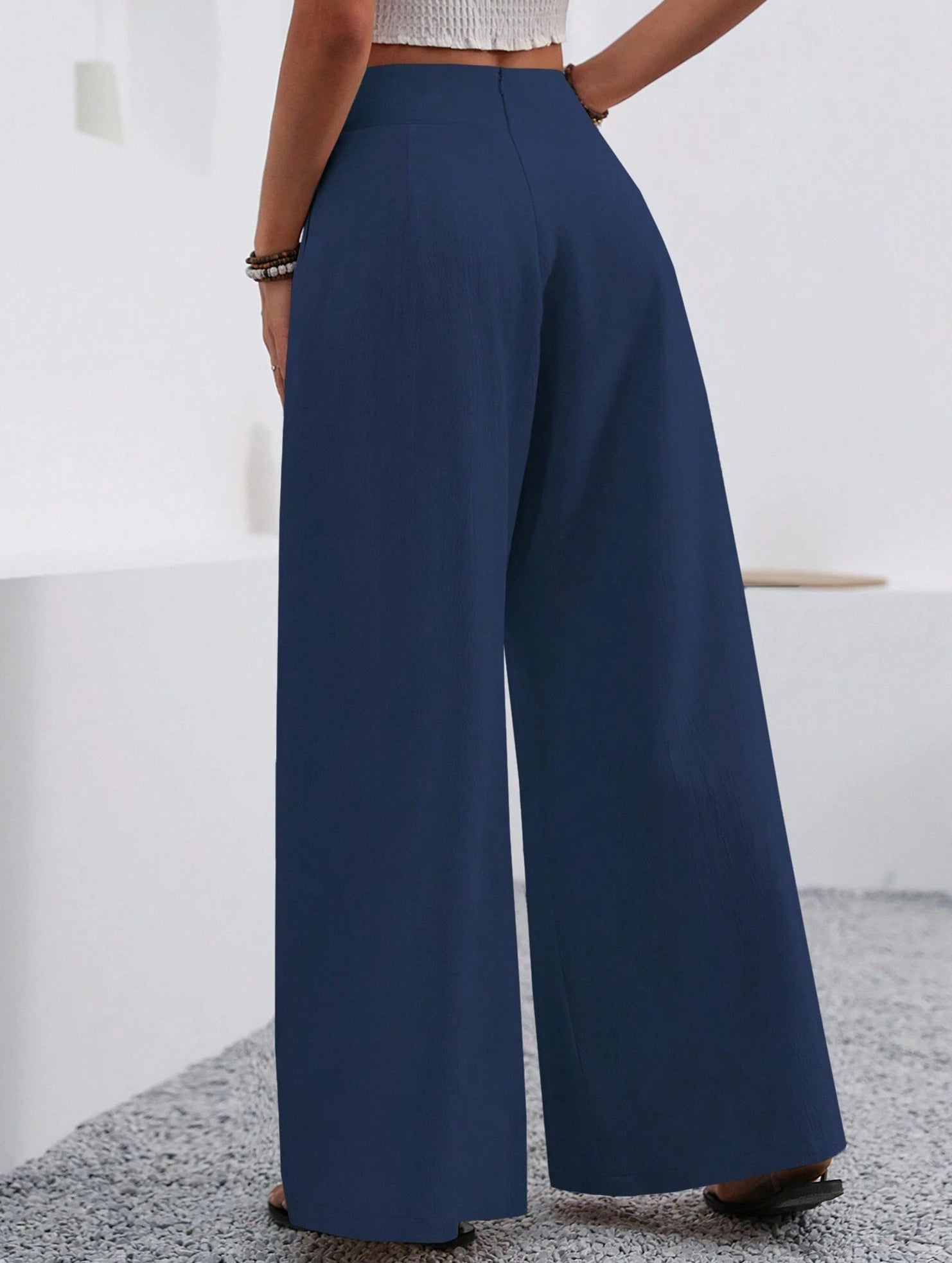 Stylish high-waisted wide-leg trousers for commuting
