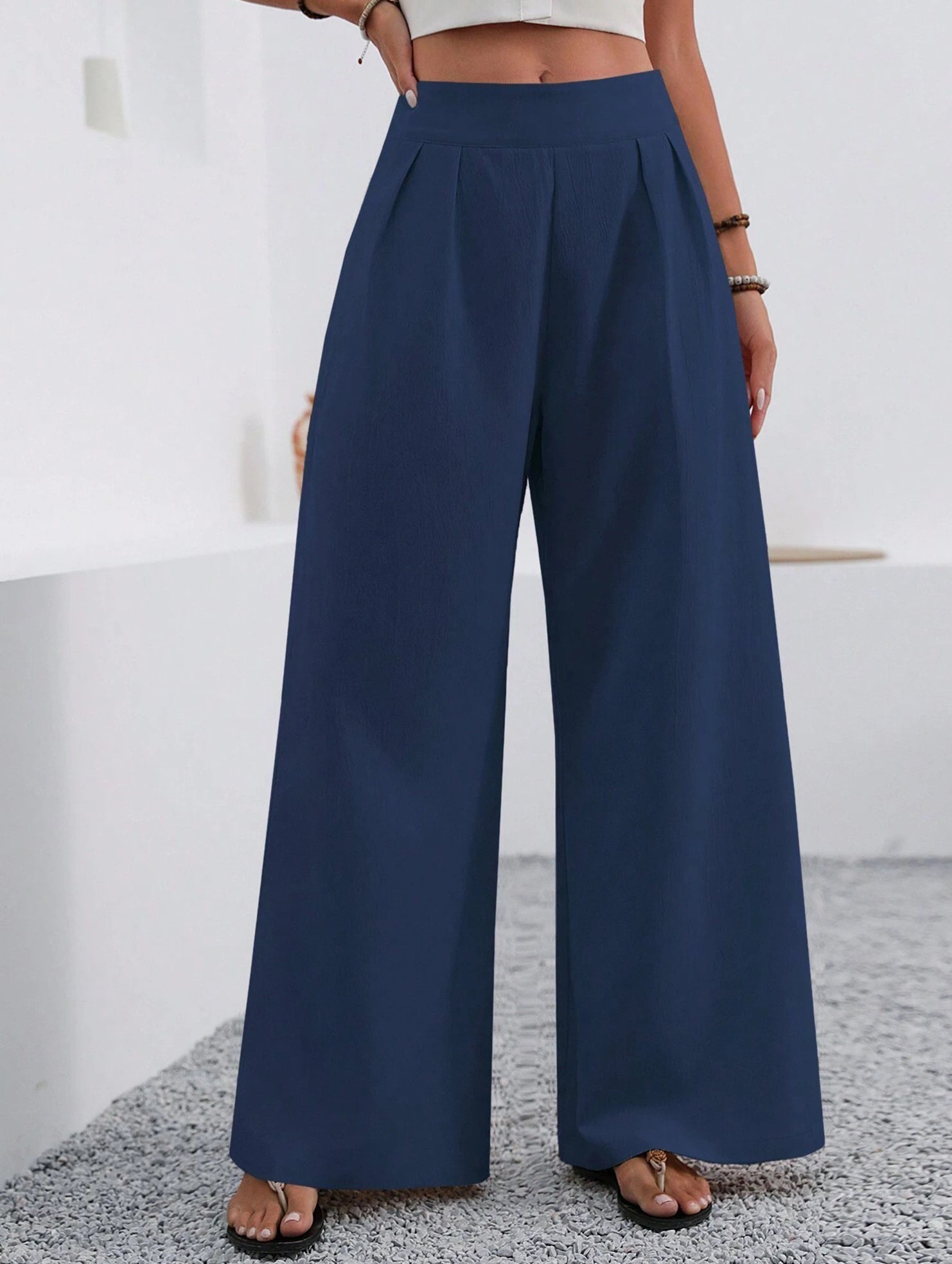 Stylish high-waisted wide-leg trousers for commuting