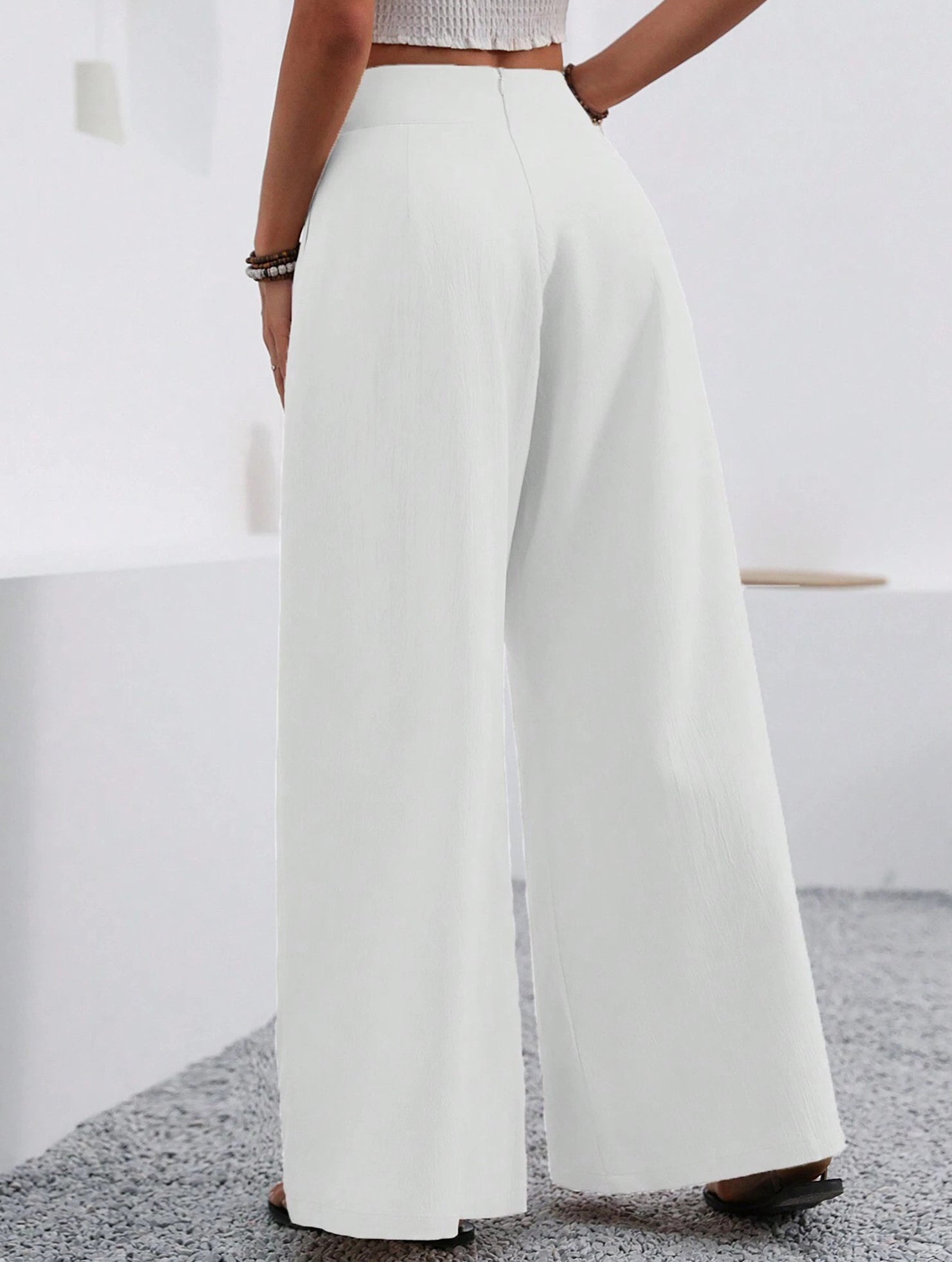 Stylish high-waisted wide-leg trousers for commuting