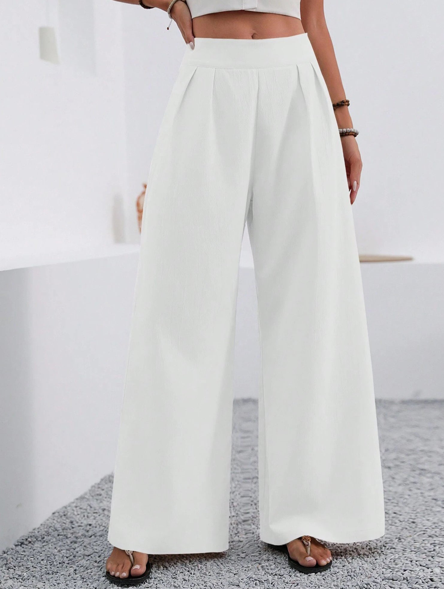 Stylish high-waisted wide-leg trousers for commuting