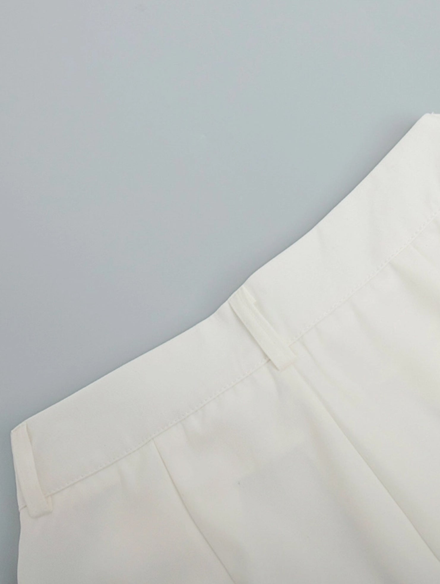 High-waisted wide-leg pants for stylish commuting