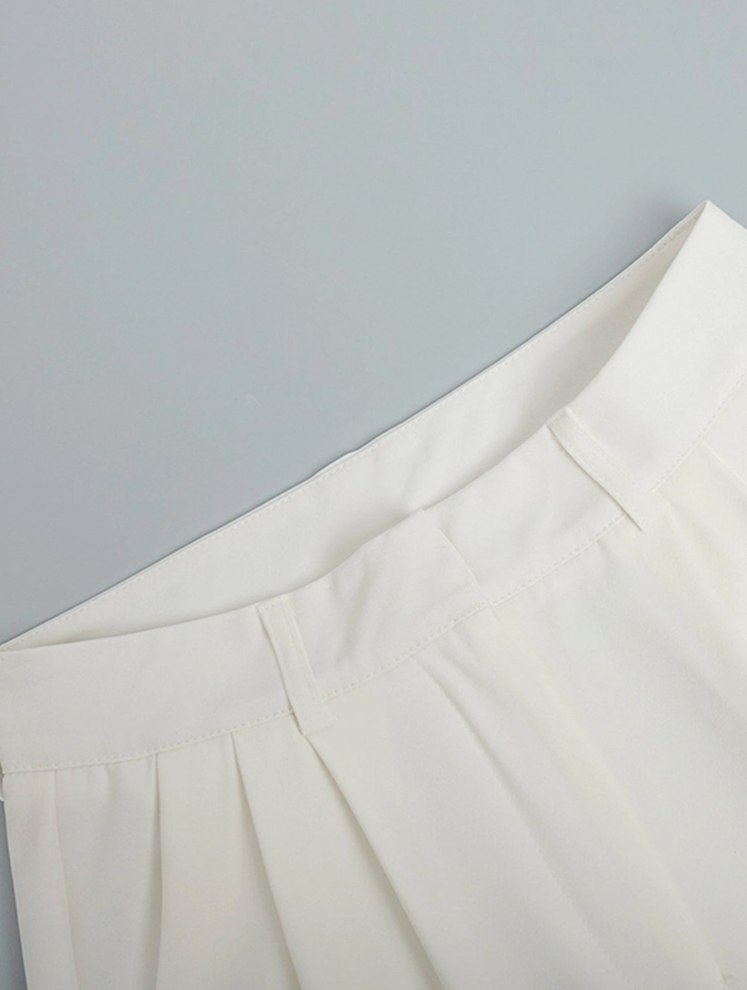 High-waisted wide-leg pants for stylish commuting