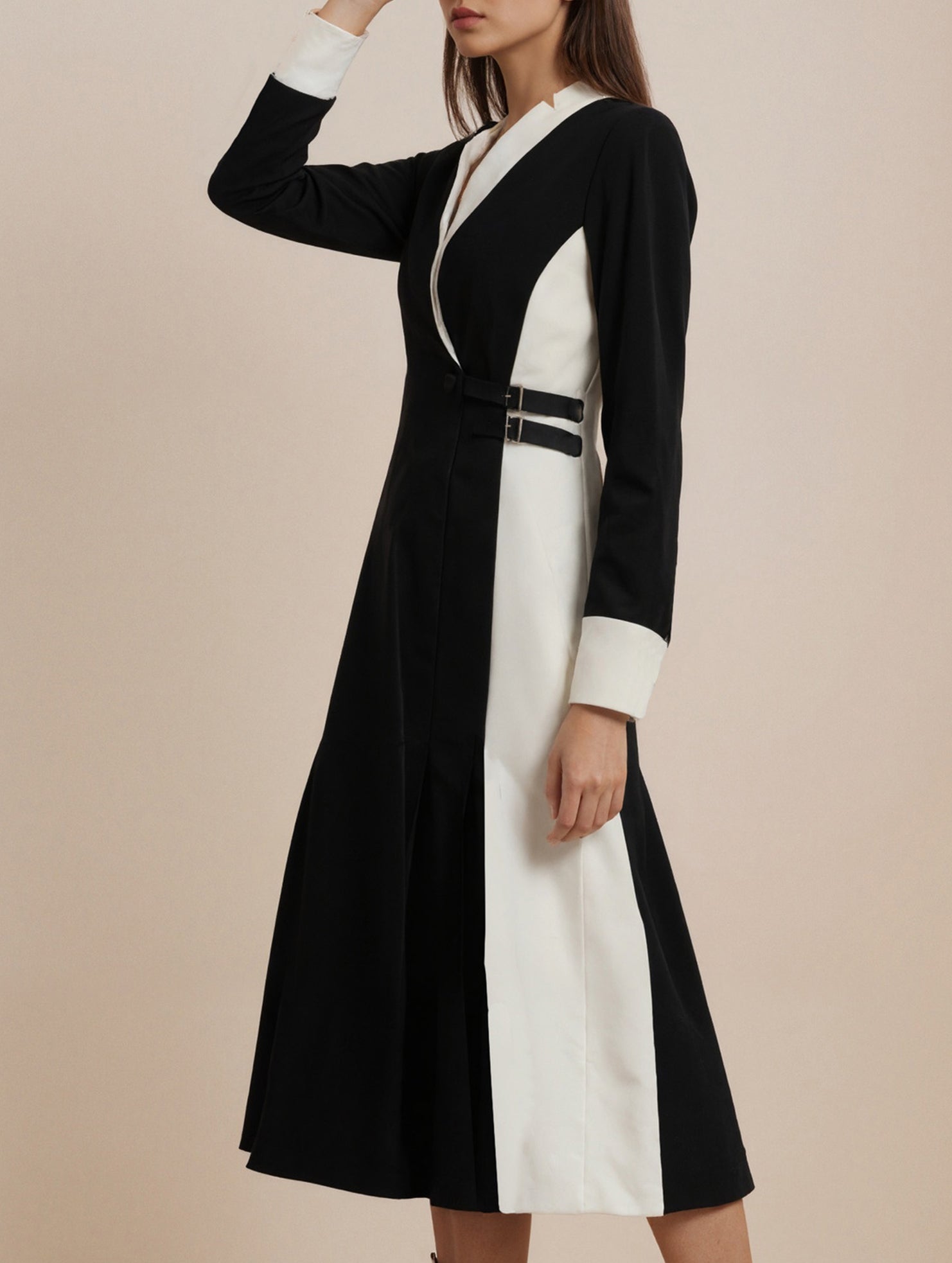 Fashionable black and white contrast waist dress