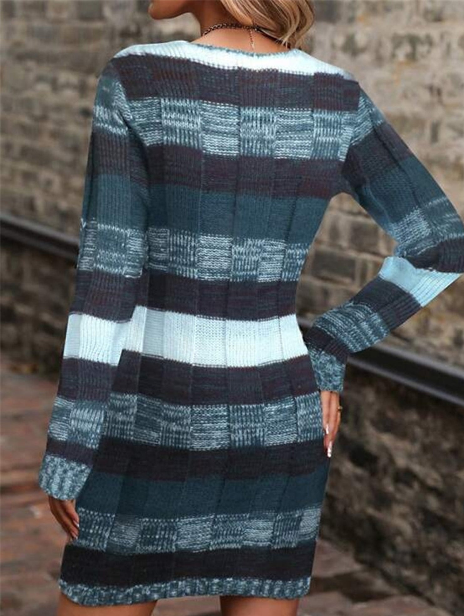 V-neck double pocket slim-fit sweater dress
