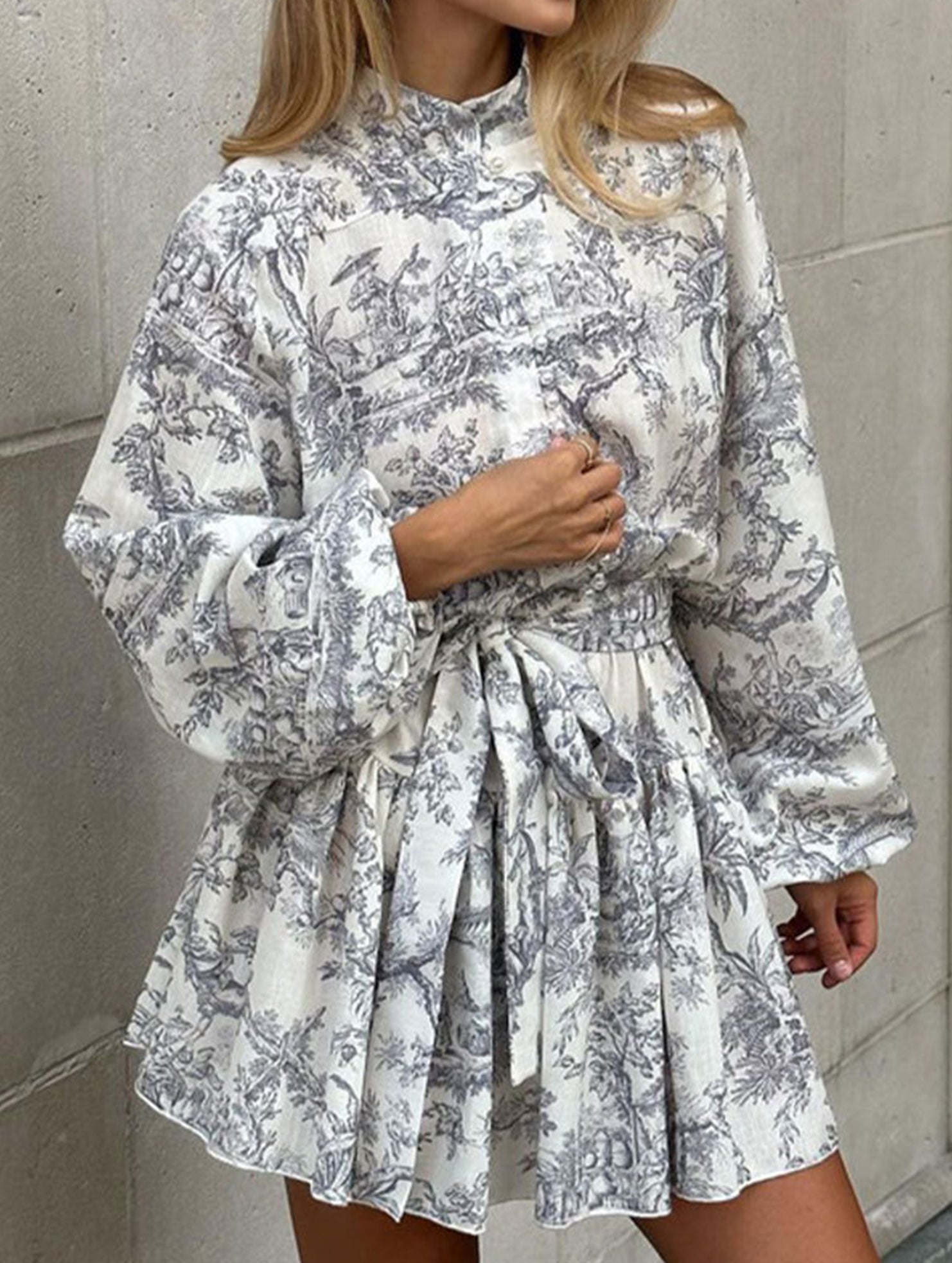 Fashionable long-sleeved tie-print dress