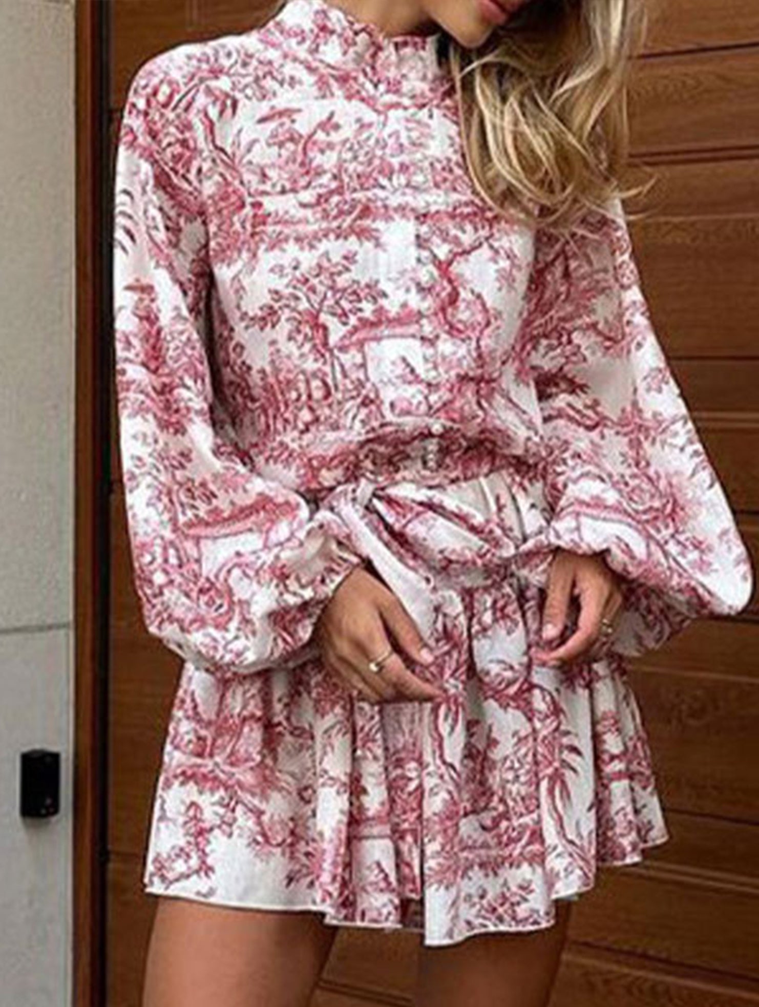 Fashionable long-sleeved tie-print dress