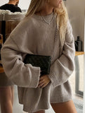 Fashionable loose-fitting pullover knit sweater