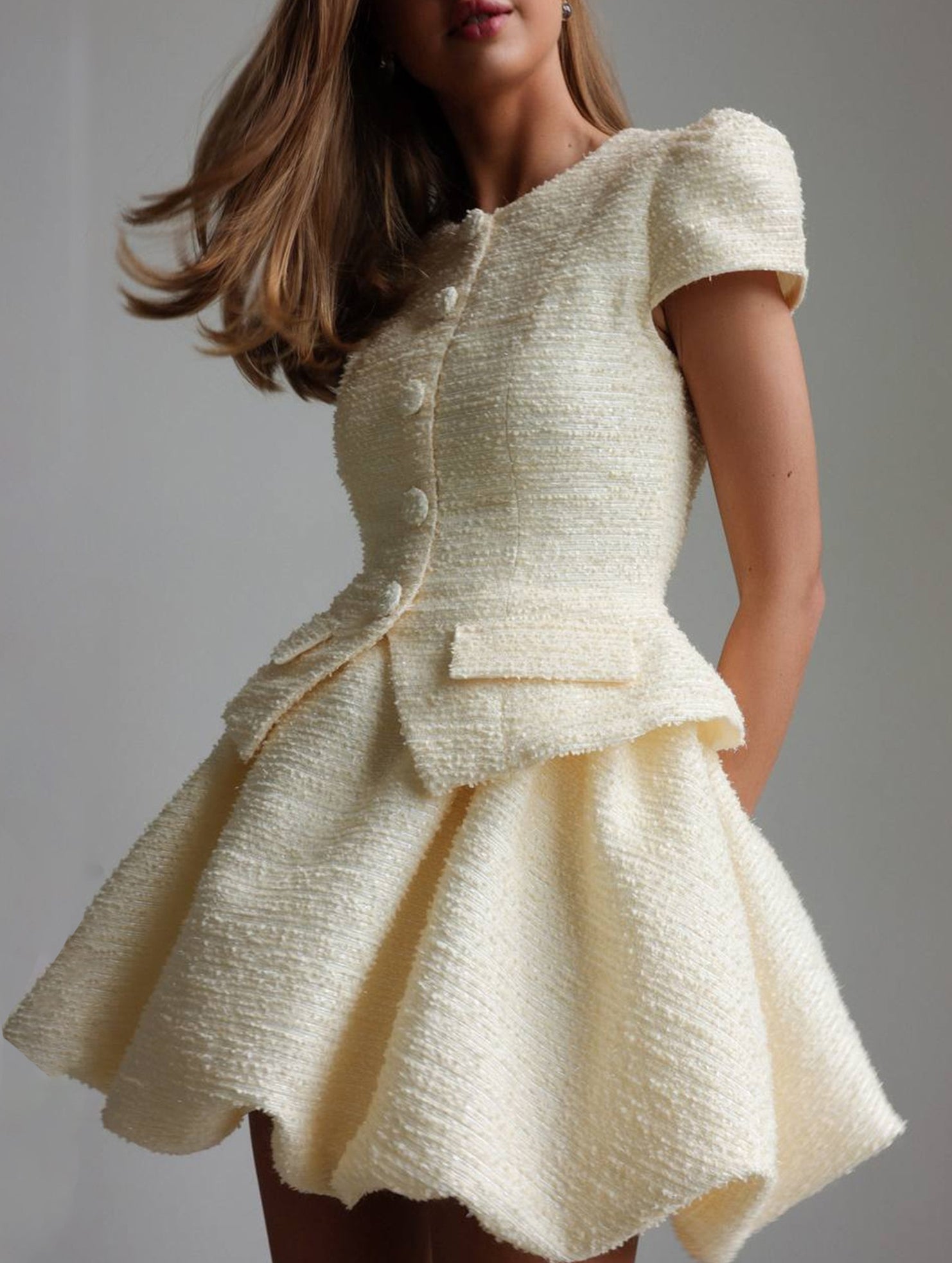 Elegant and dignified cardigan and tulip skirt set