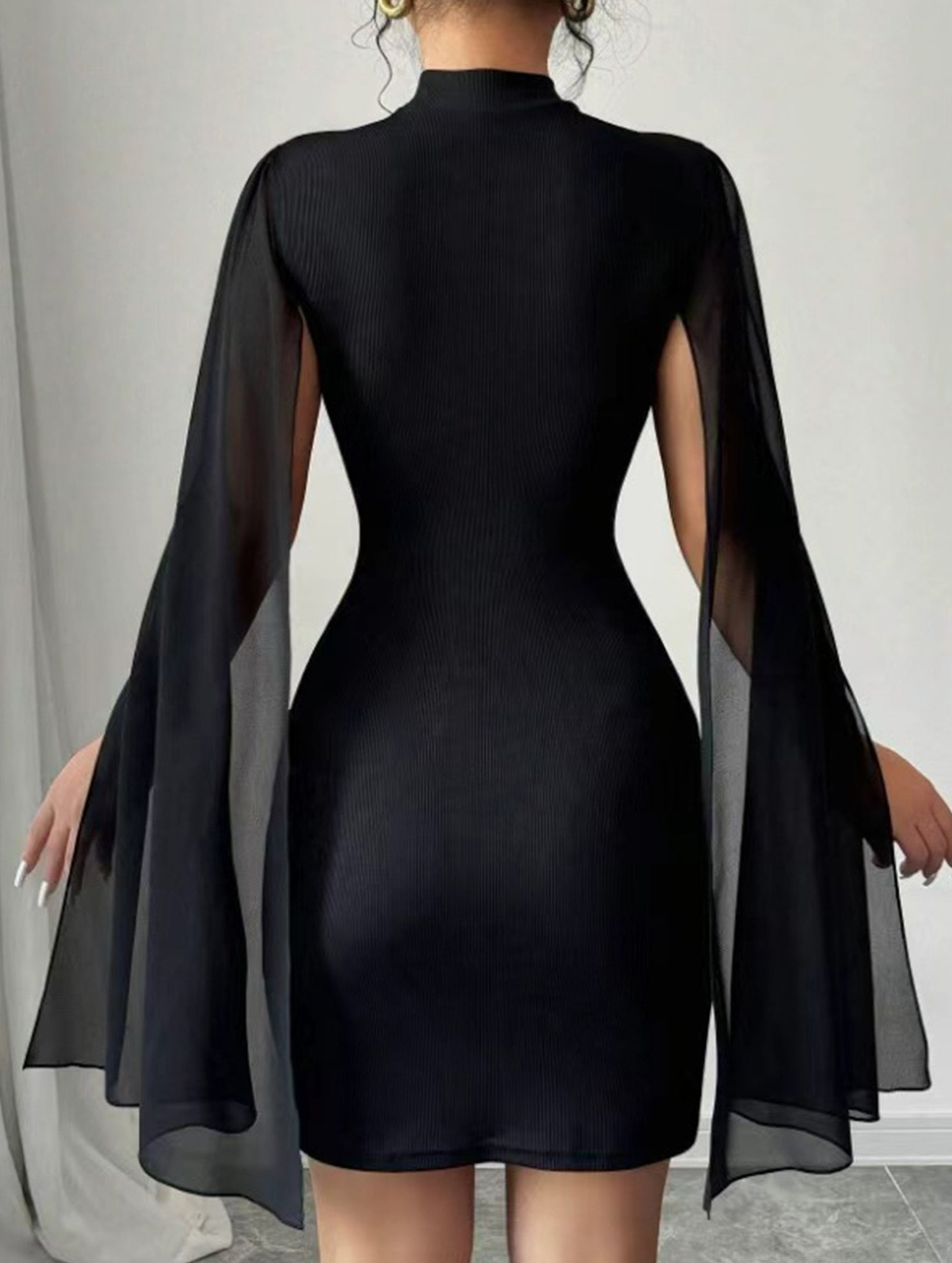 Slim-fit long-sleeved bodycon dress