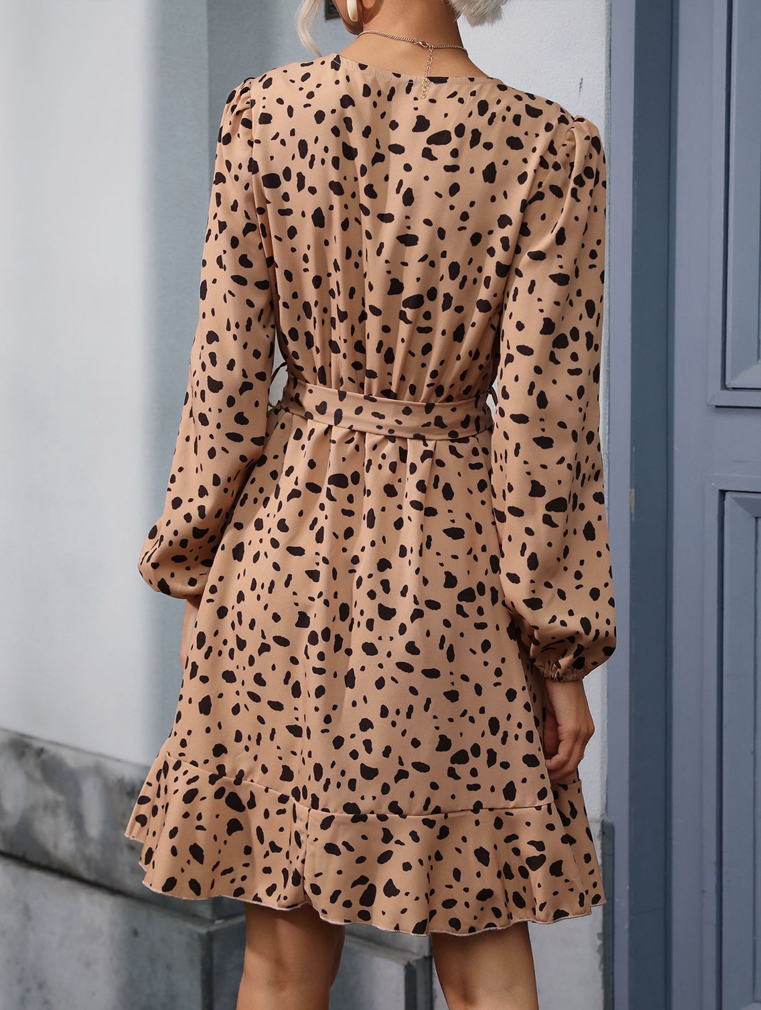 Retro-style fitted waist V-neck leopard print dress