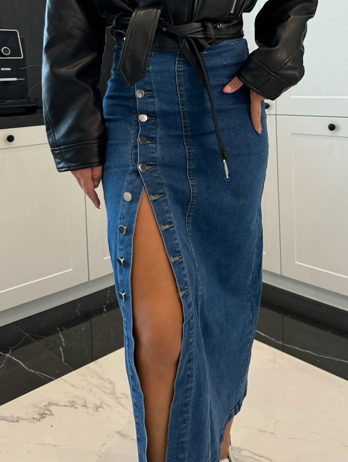 High-waisted, sexy, slim-fitting denim skirt with slits