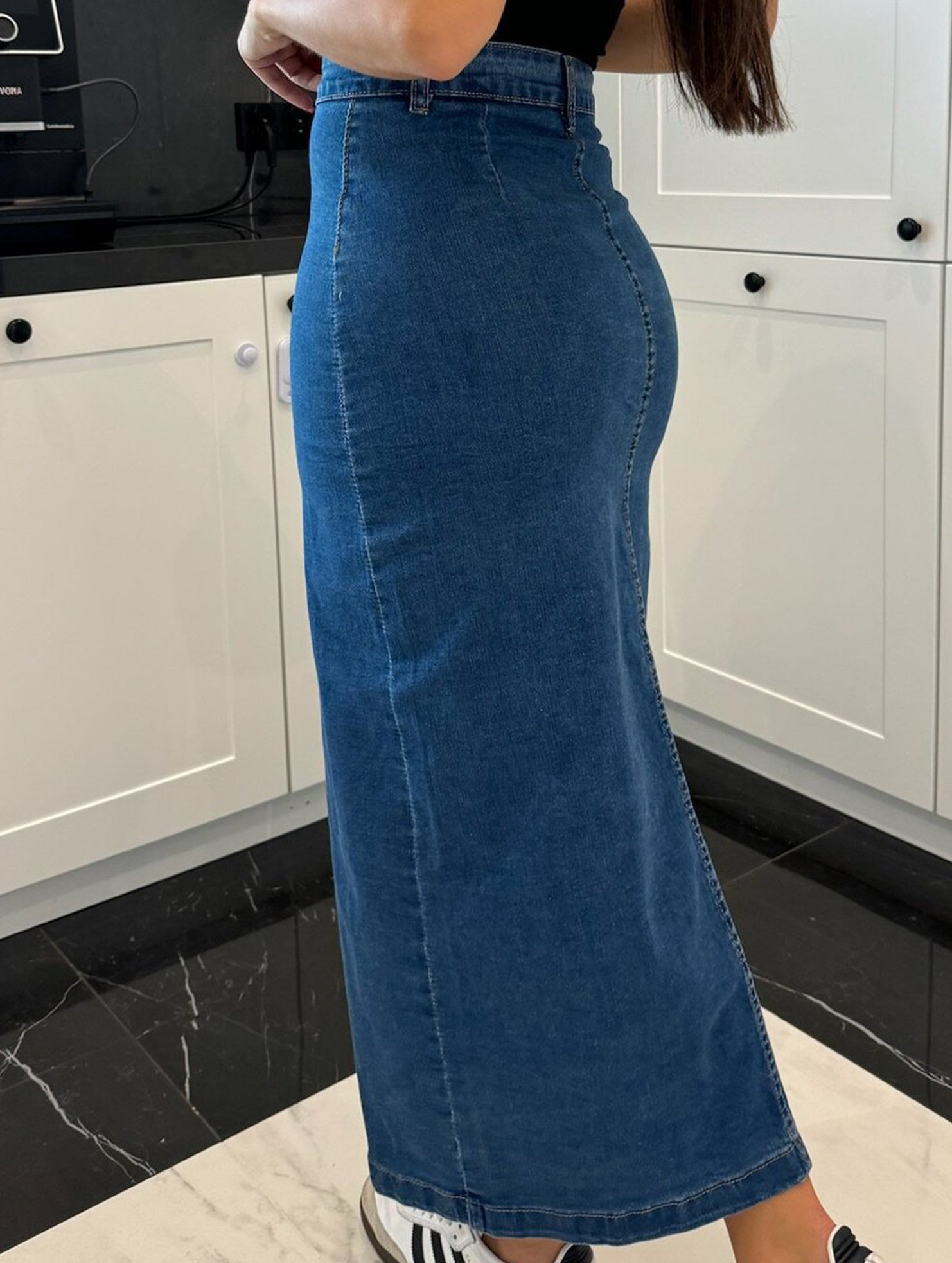 High-waisted, sexy, slim-fitting denim skirt with slits
