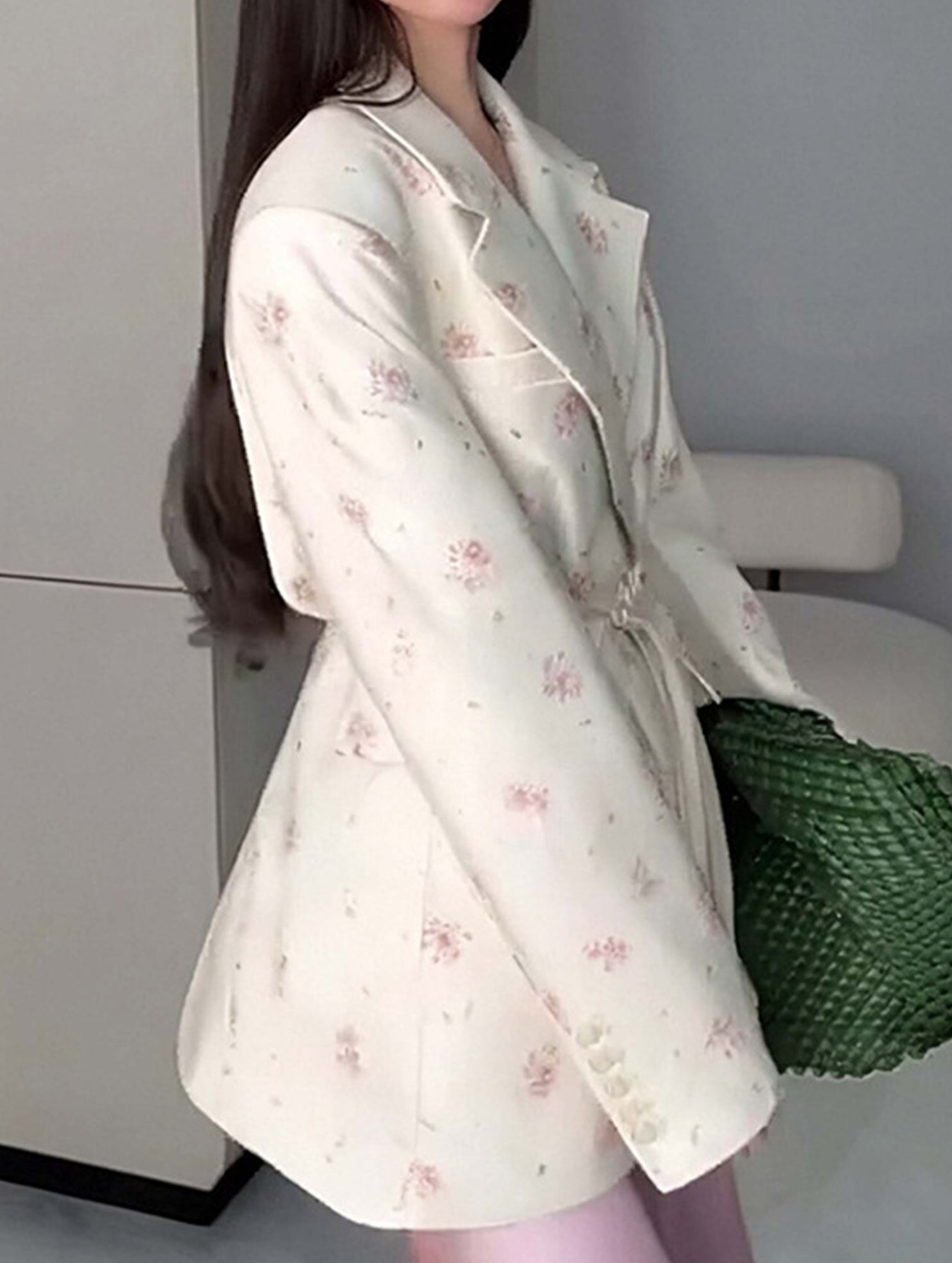 Elegant belted V-neck printed coat for women_CWOCO00755