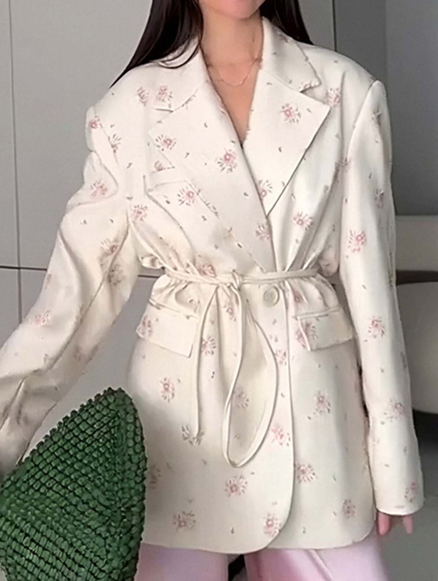 Elegant belted V-neck printed coat for women_CWOCO00755