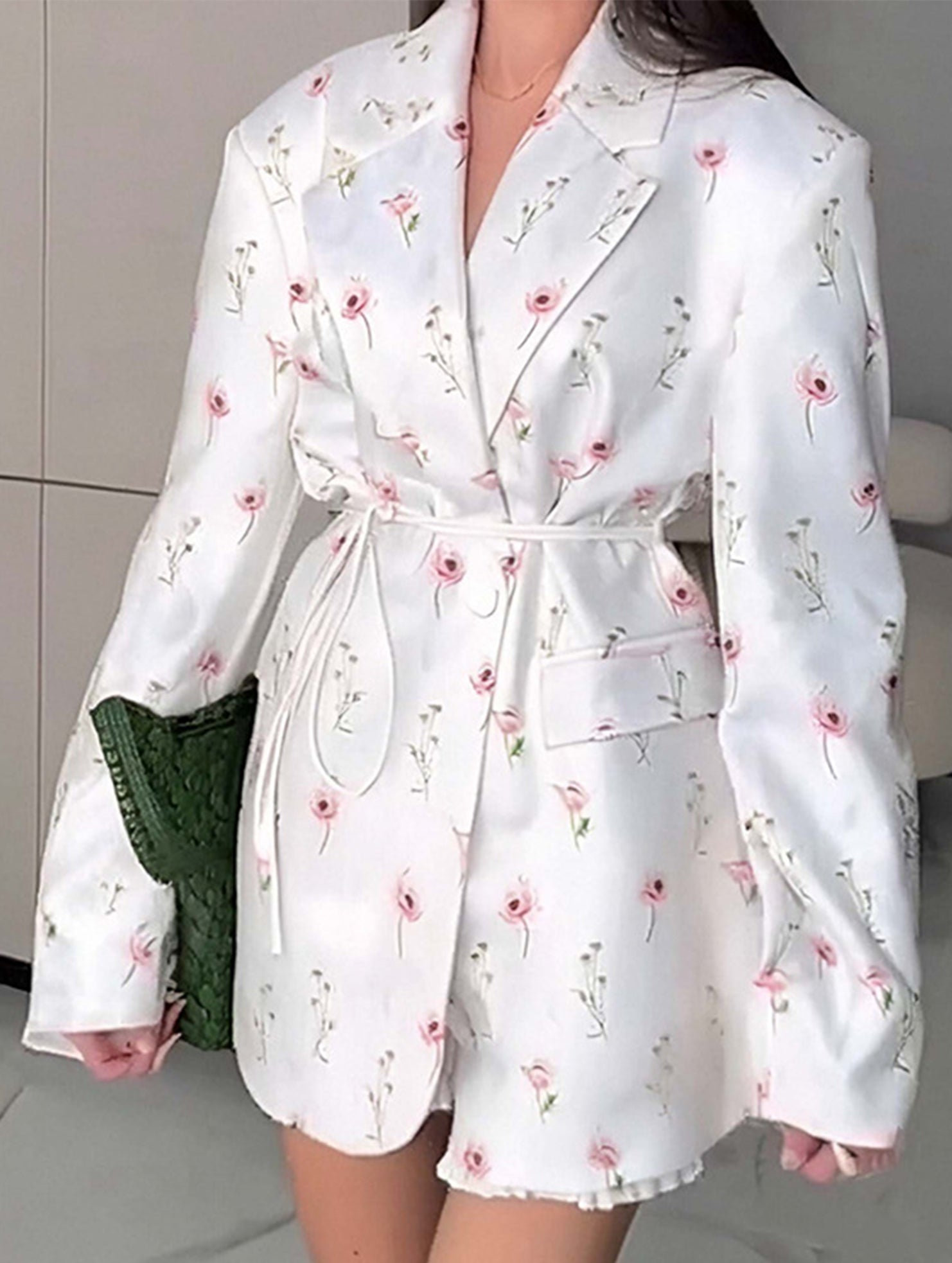 Elegant belted V-neck printed coat for women_CWOCO00755