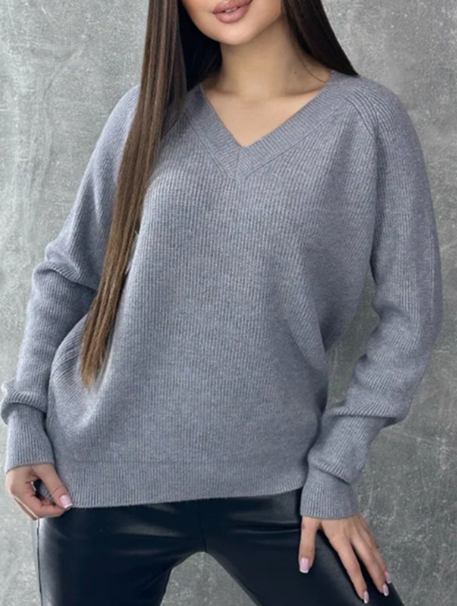Solid color pullover V-neck sweater