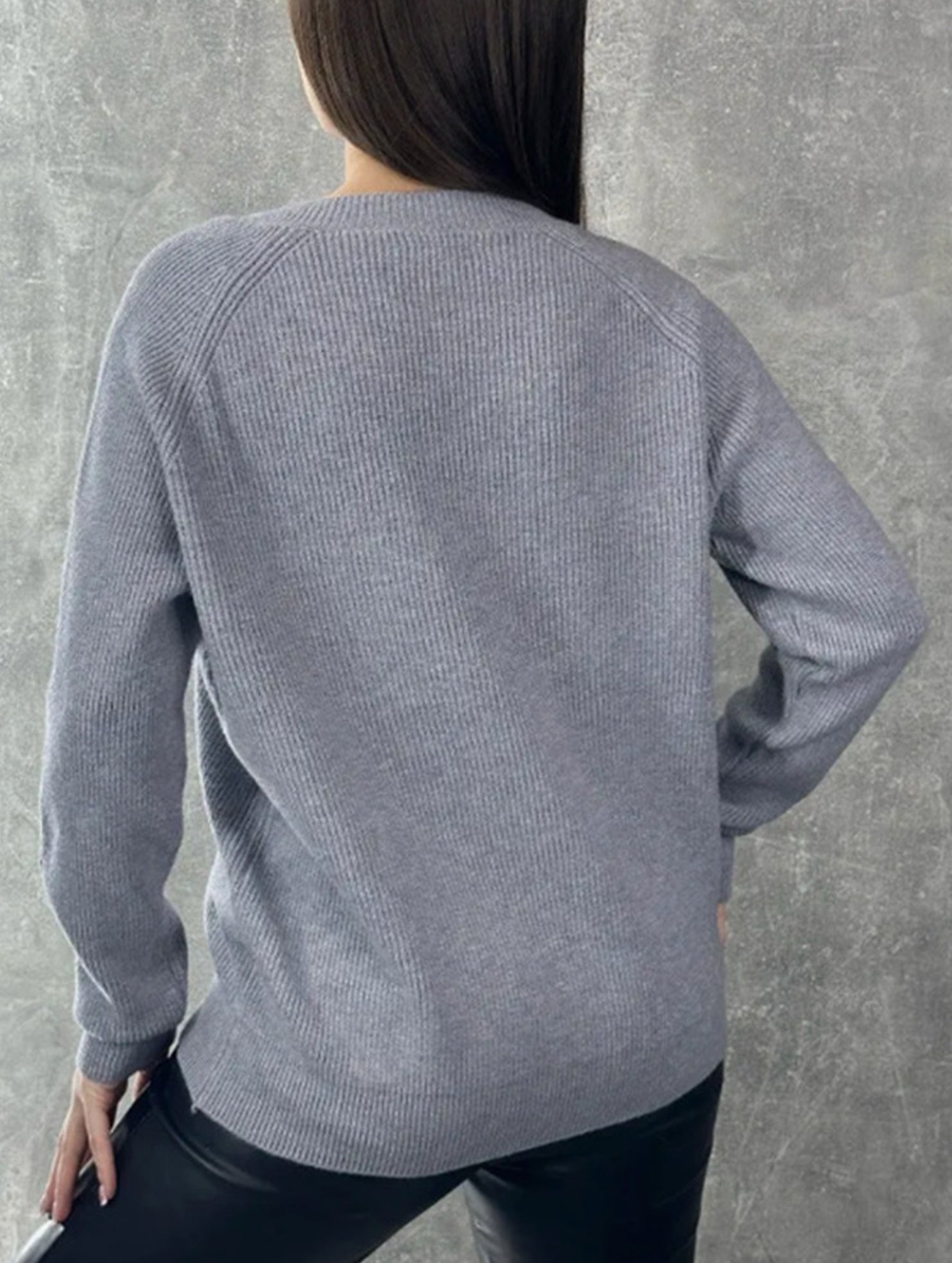 Solid color pullover V-neck sweater