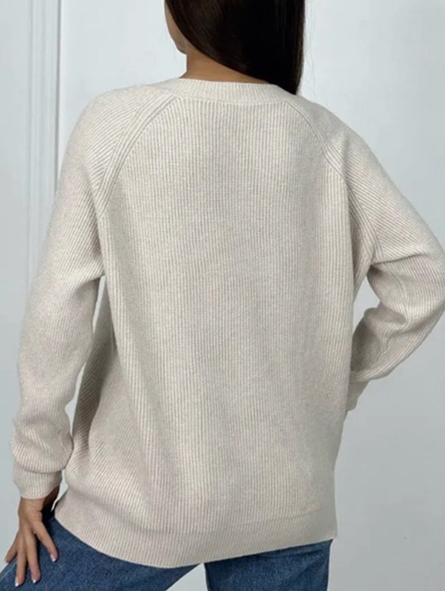 Solid color pullover V-neck sweater