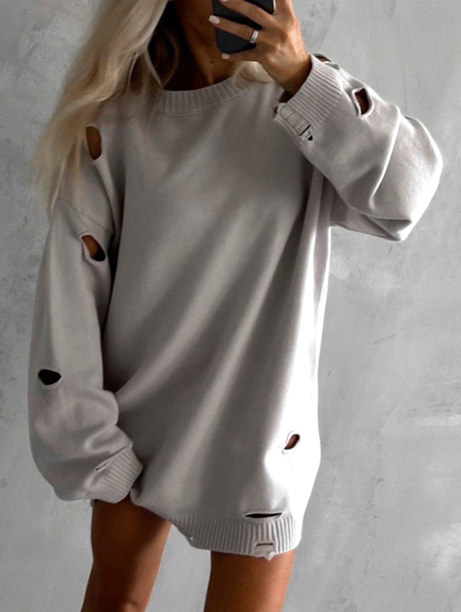 Loose-fitting crew neck ripped sweater