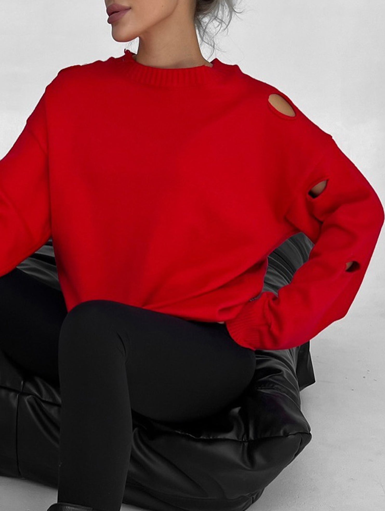 Loose-fitting crew neck ripped sweater