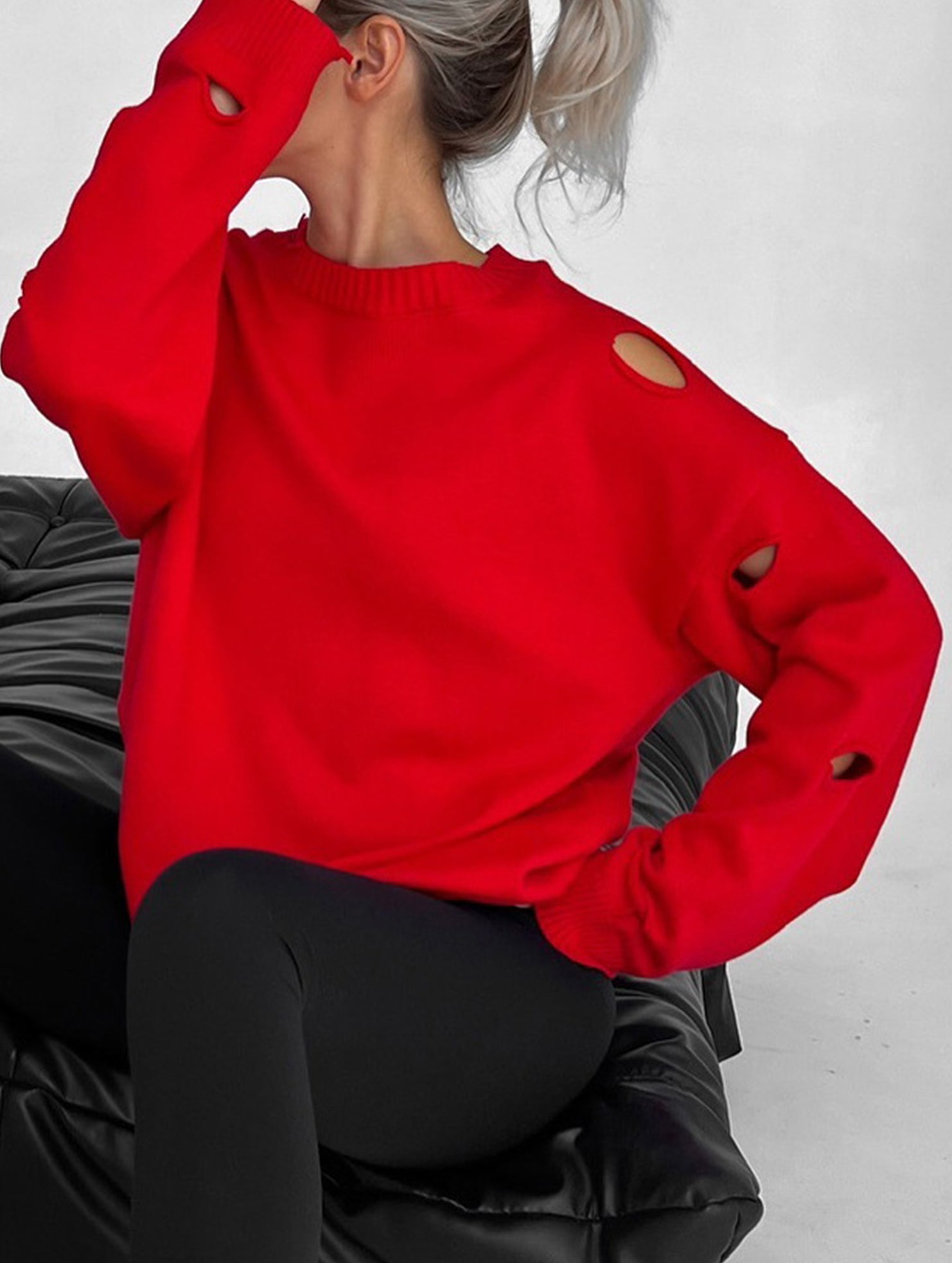 Loose-fitting crew neck ripped sweater