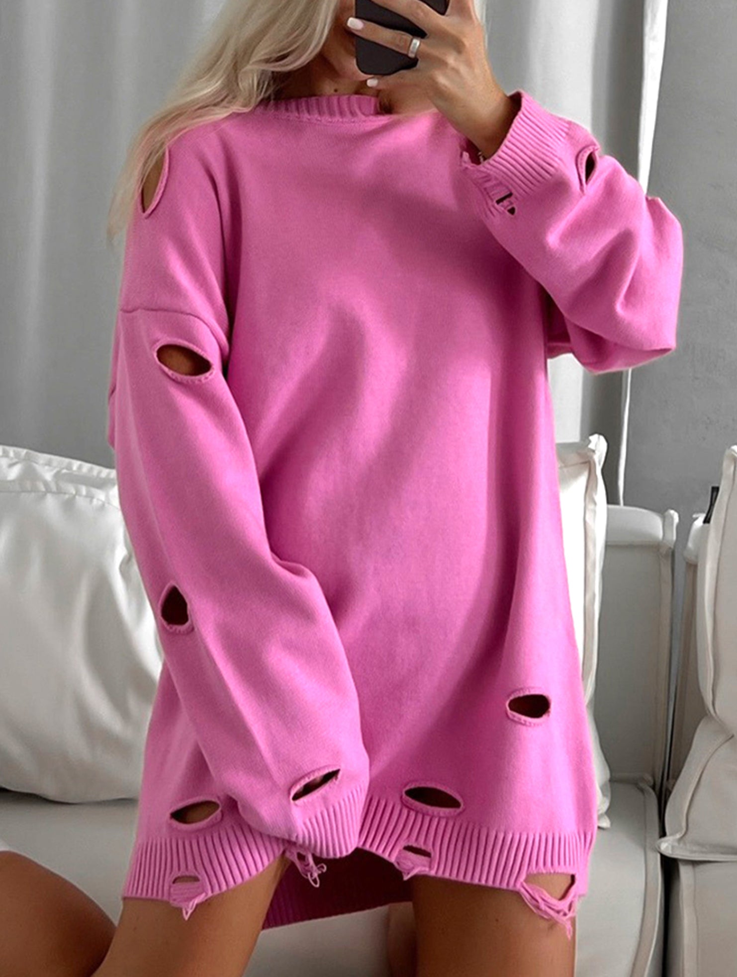 Loose-fitting crew neck ripped sweater