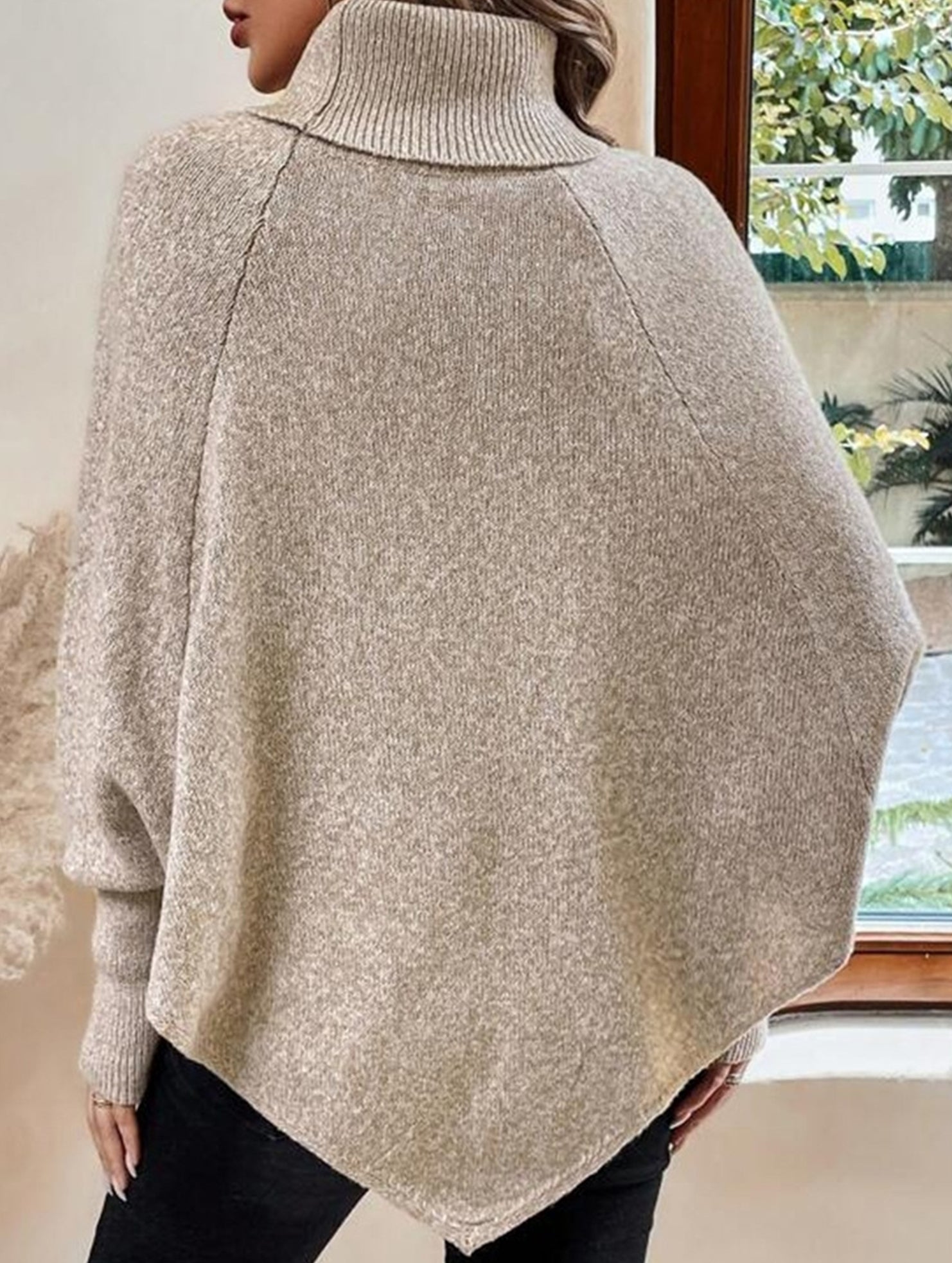 Stylish turtleneck long-sleeved knitwear