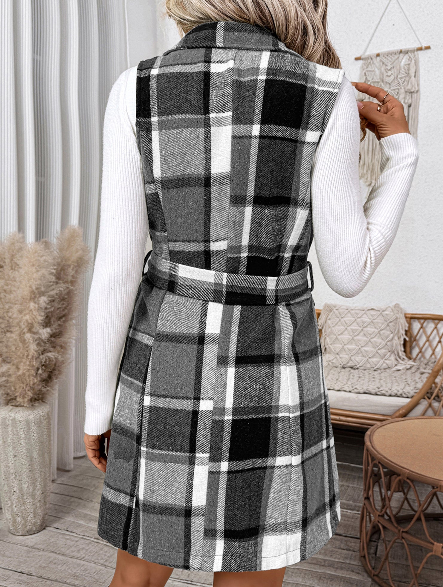 Retro-style lace-up lapel plaid vest
